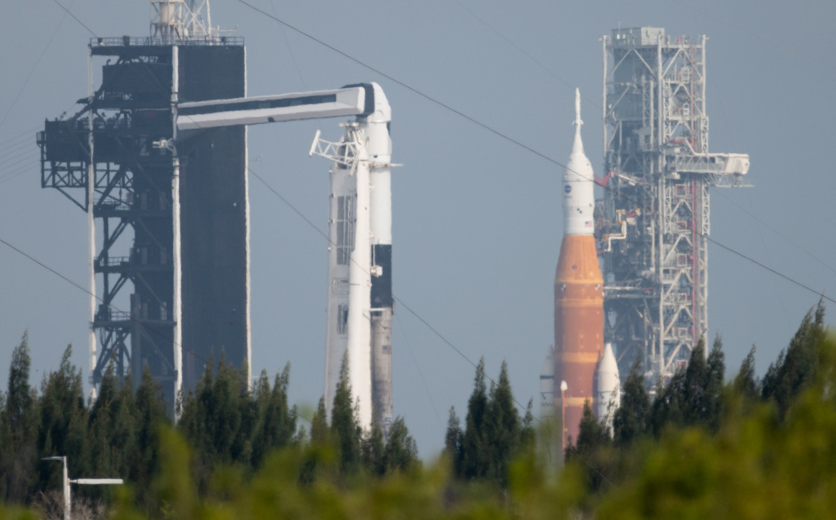 フロリダ州ケネディ宇宙センターで打ち上げ間近の2つのロケットが披露