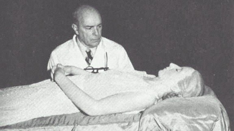 El cadáver de Evita fue embalsamado por orden del General Perón y luego exhibido en el edificio de la CGT