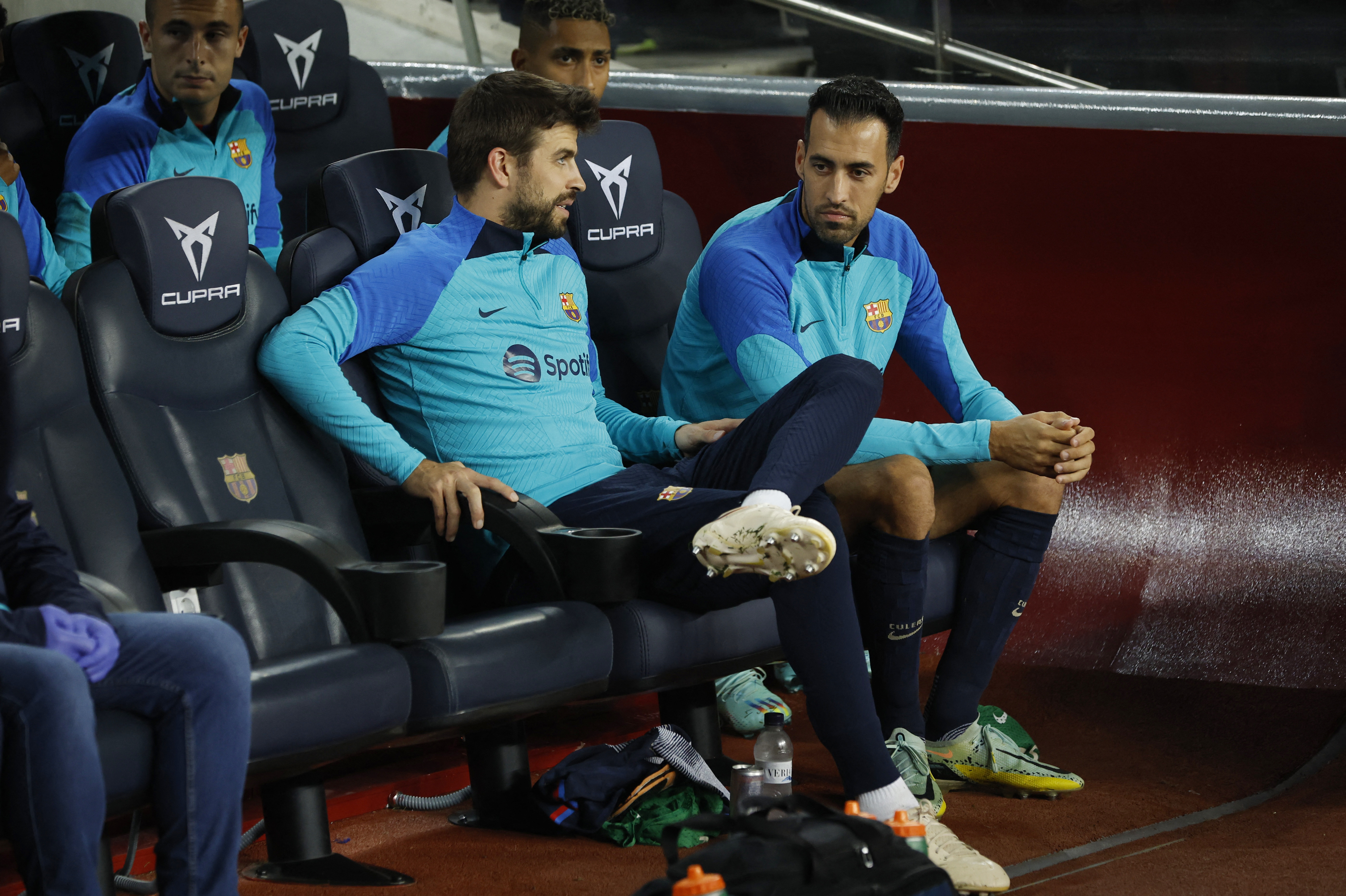 Piqué ocupa un lugar en el banco de suplentes del FC Barcelona (Reuters)