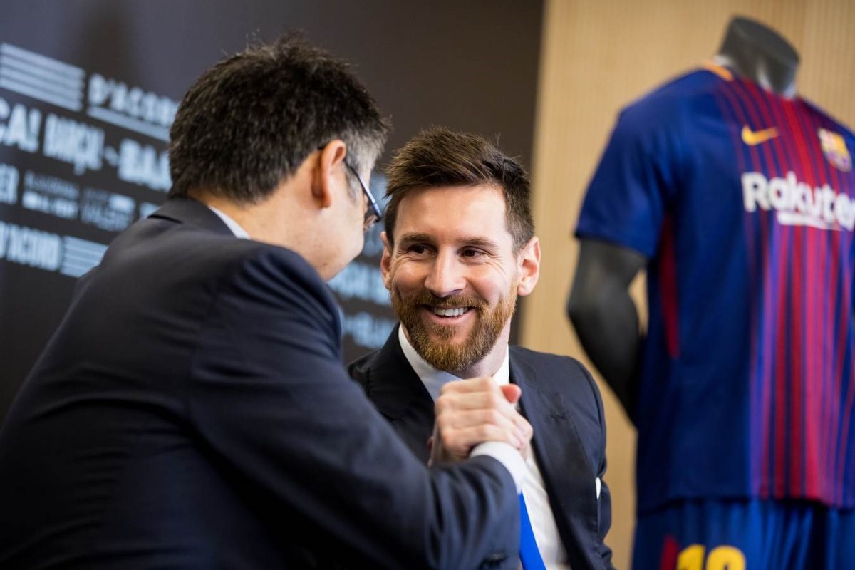 Bartomeu y Messi, en mejores tiempos. Luego, el capitán quedó en el blanco de las críticas de las redes sociales contratadas para ese objetivo
