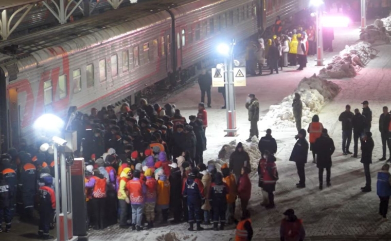 Grupo de deportados ucranianos en la estación de Taganrog, donde los subieron a uno de los expresos del transsiberiano para trasladarlos hasta la península de Kamchatka. (Telegram)