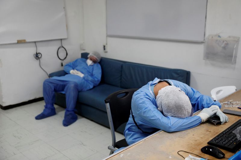 Médicos lucen exhaustos por atender la pandemia  (Foto: Reuters / Carlos Jasso)