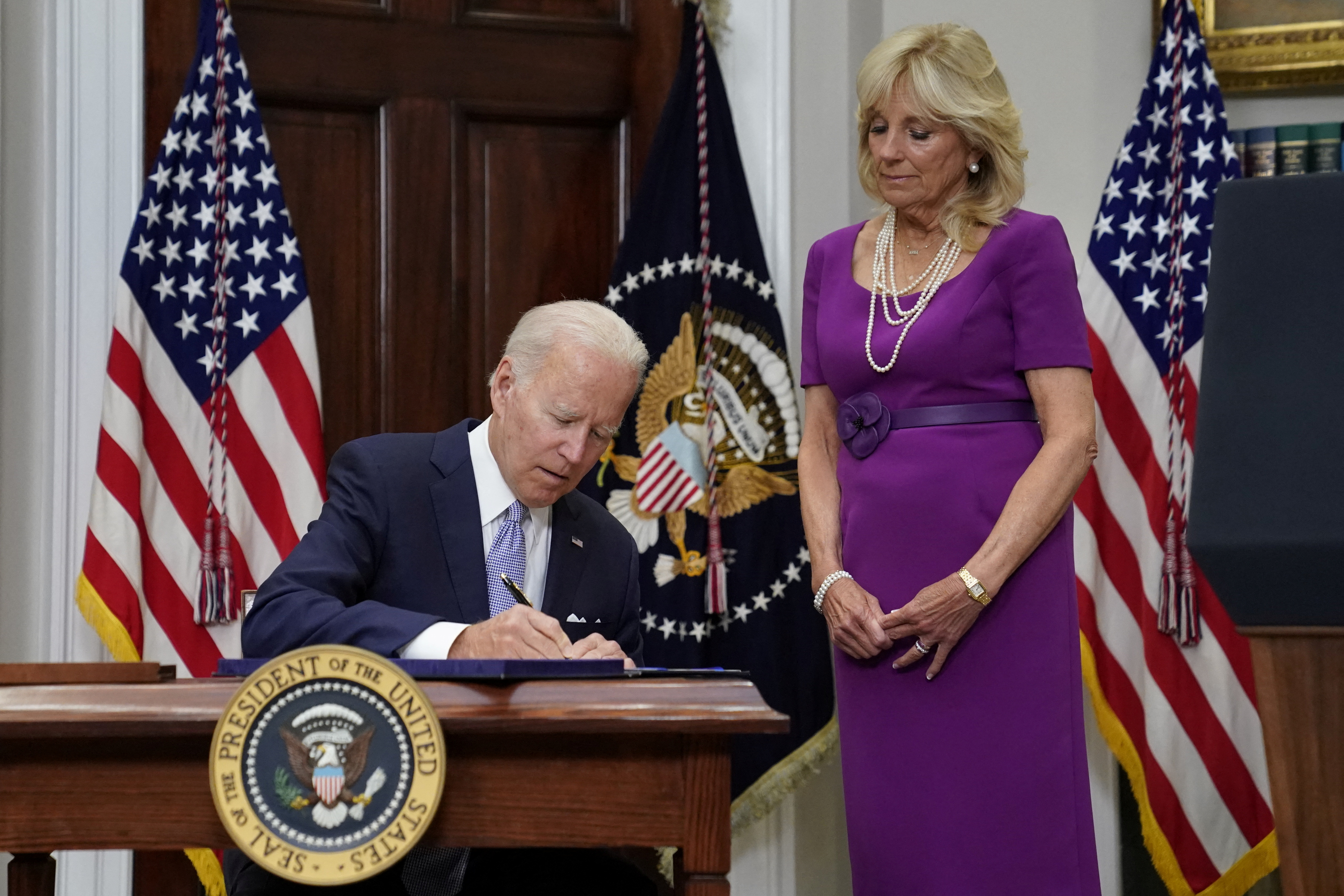 El presidente de Estados Unidos, Joe Biden, firma la ley S. 2938: Bipartisan Safer Communities Act en la Sala Roosevelt de la Casa Blanca con la primera dama Jill Biden a su lado en Washington, Estados Unidos, el 25 de junio de 2022. REUTERS/Elizabeth Frantz