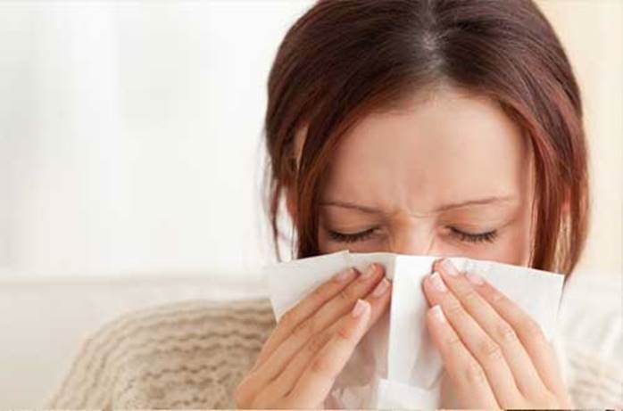 La nariz congestionada puede manifestarse tanto en COVID-19 como en casos de alergias/Archivo