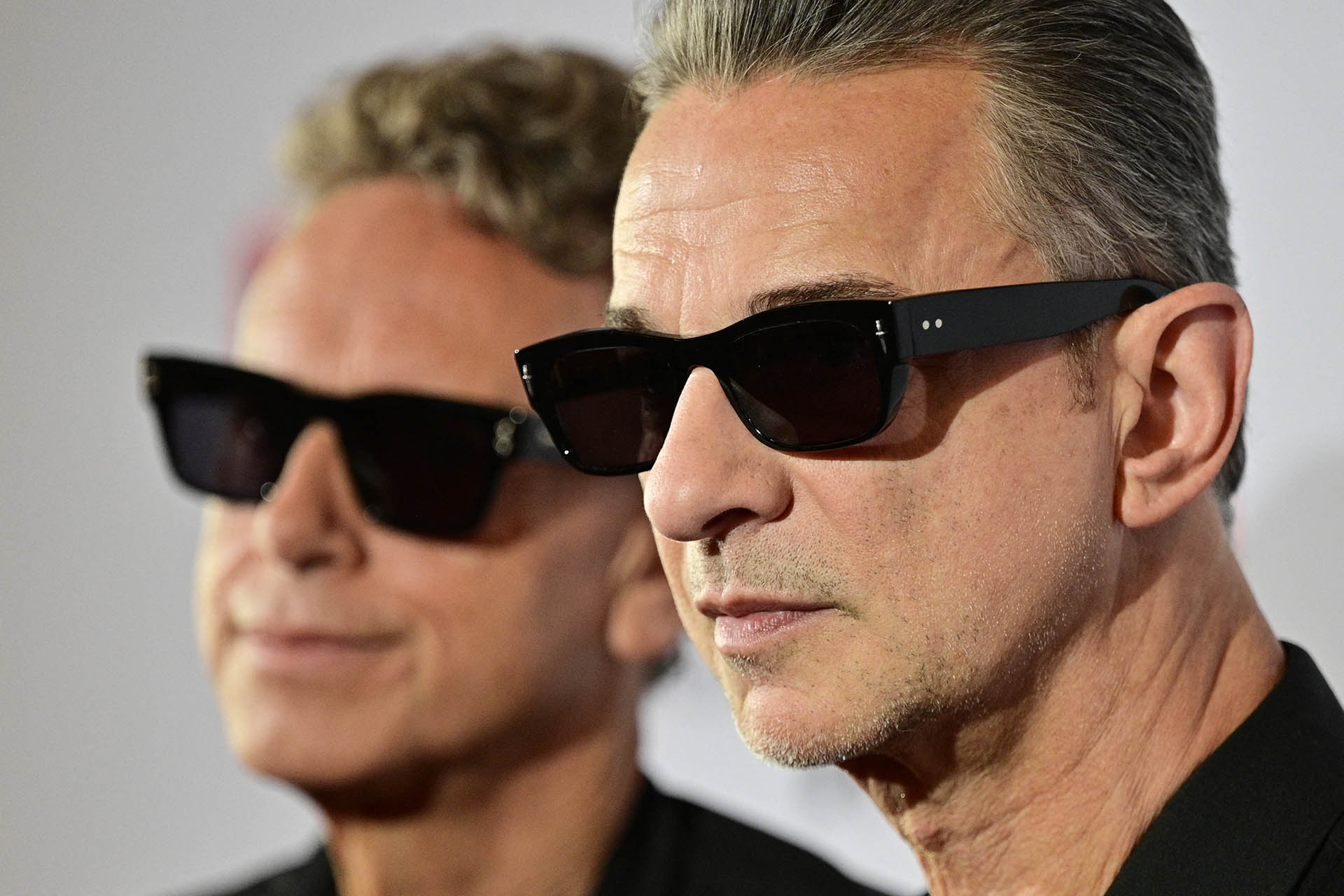Martin Gore y Dave Gahan, los inconfundibles sonidos electrónicos de Depeche Mode envolverán el Kaseya Center en una noche de magia y emociones intensas. (Foto John MACDOUGALL / AFP)