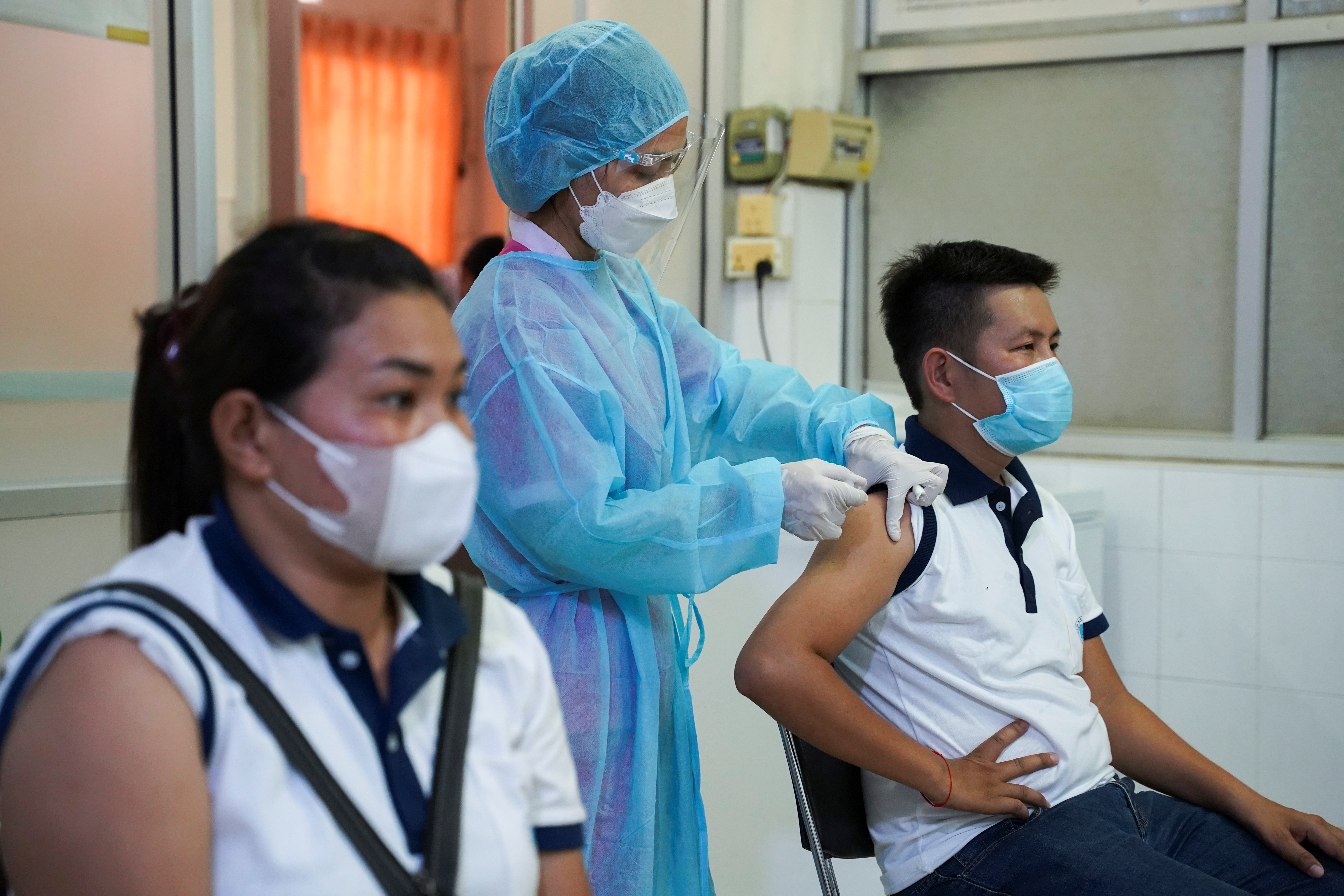 Los menores es el grupo más retrasado en la vacunación contra COVID (REUTERS/Cindy Liu)
