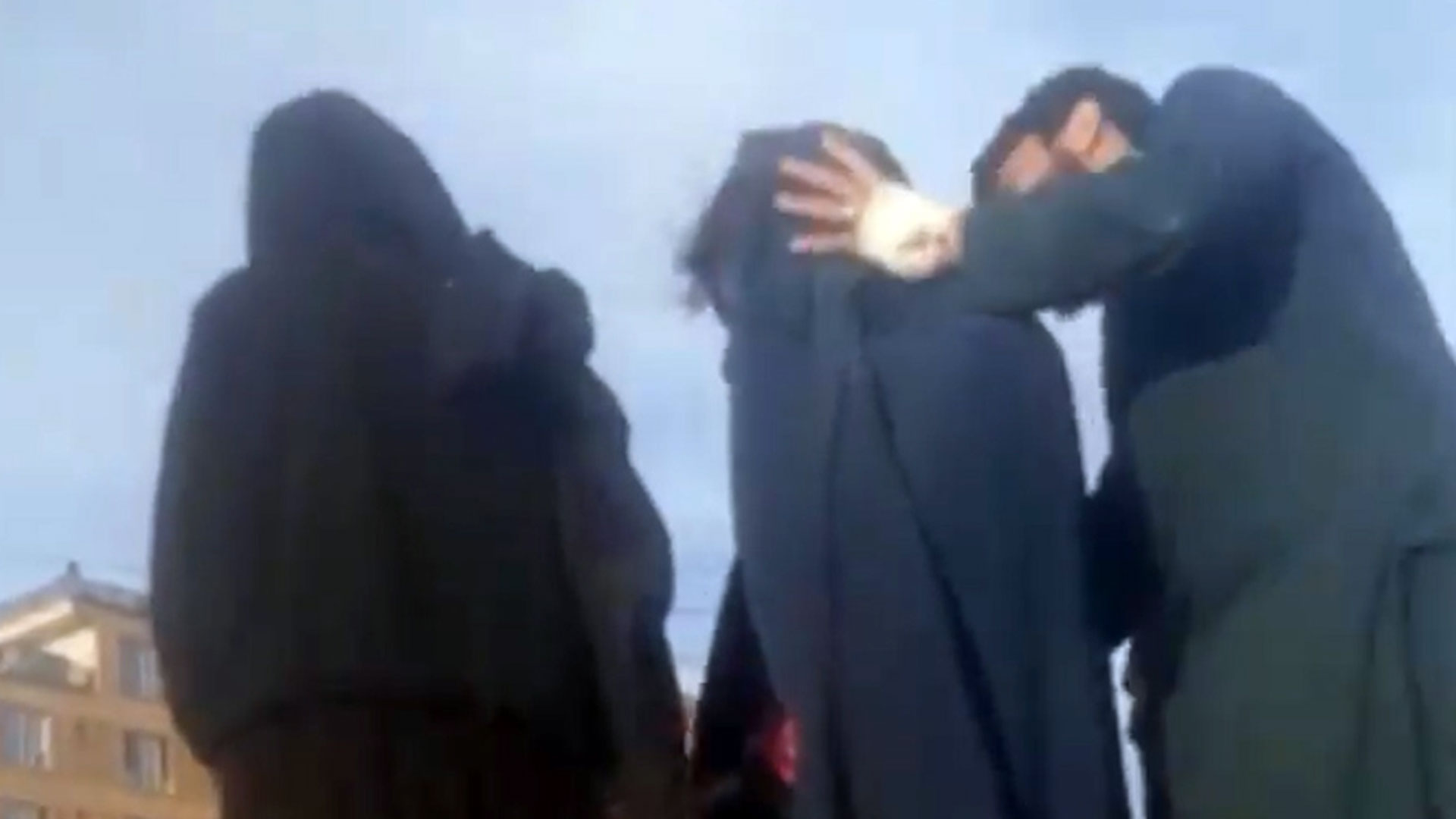 Dos hombres “castigados” con ropa de mujer: el retorno de la humillación pública en Afganistán