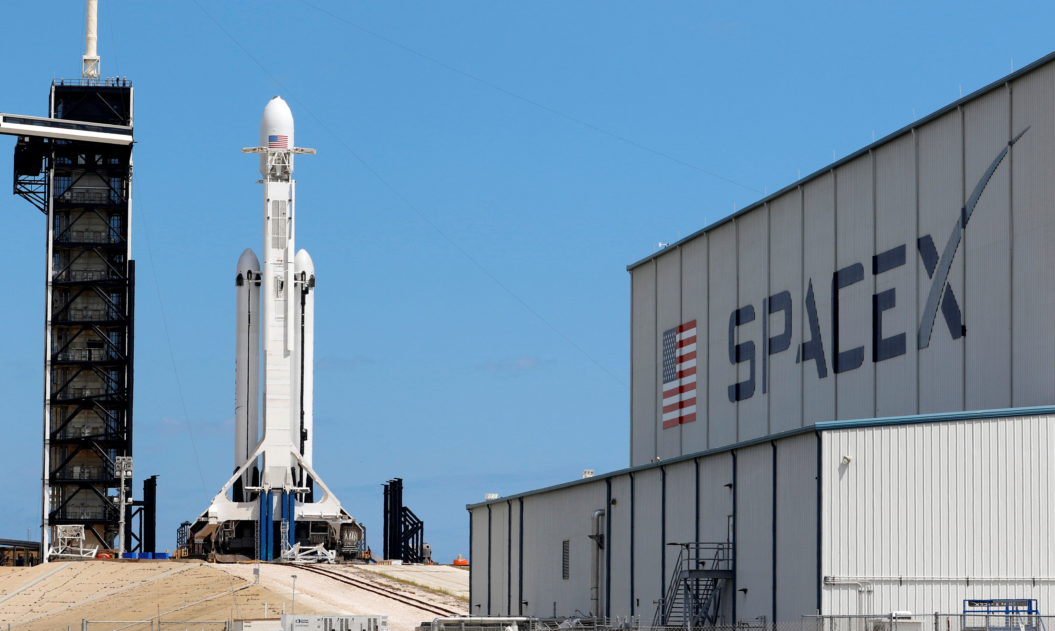 El cohete Falcon Heavy en la plataforma de lanzamiento de Cabo Cañaveral 