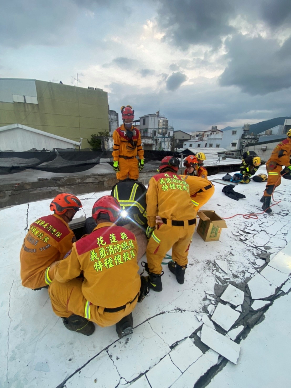 Los bomberos trabajan en el sitio donde un edificio se derrumbó, en Yuli, condado de Hualien. Centro de Operaciones de Emergencia Central del Terremoto 0918 de Taiwán/Folleto a través de REUTERS 
