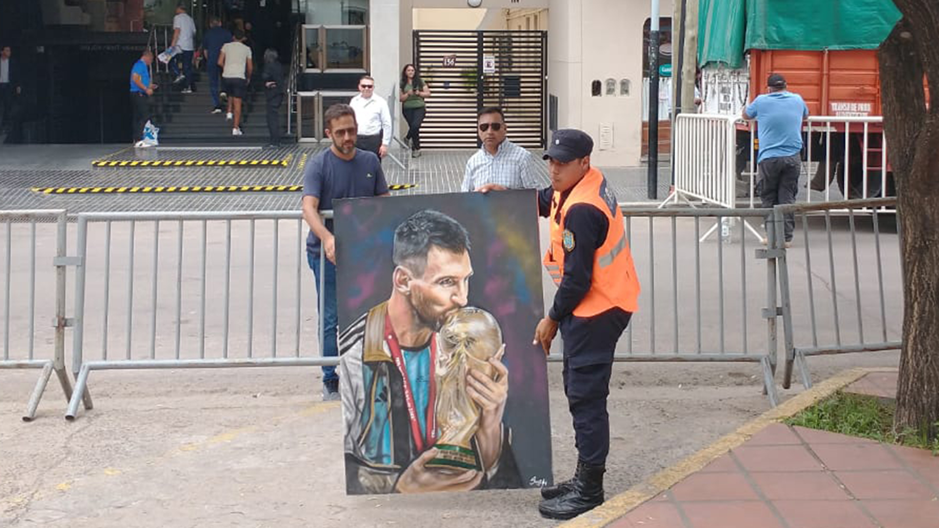 El momento que se llevaban el cuadro para dárselo a Lionel Messi