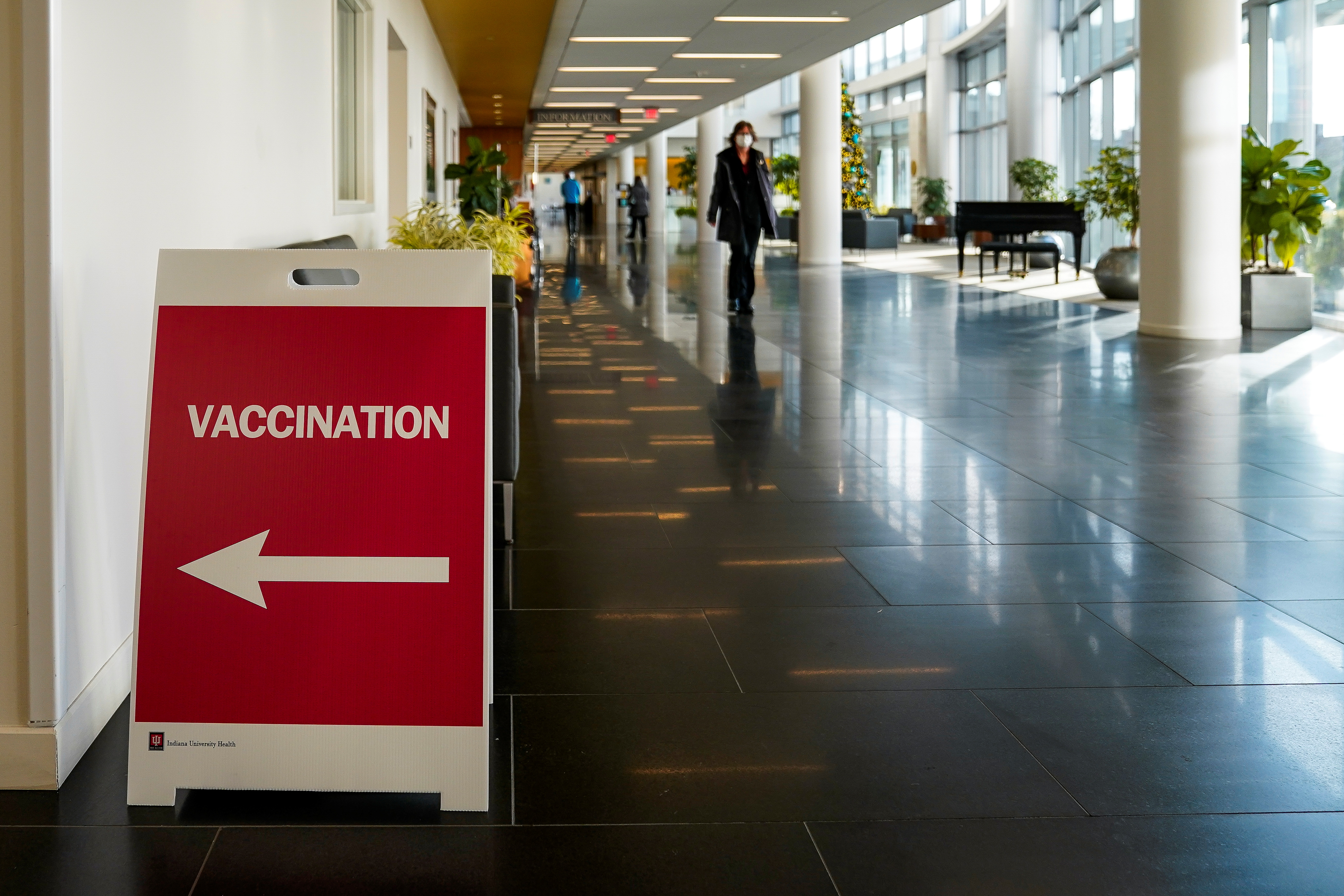 Un letrero dirige a los trabajadores de la salud a un ensayo para la administración de la vacuna contra el COVID de Pfizer en el Indiana University Health en Indianápolis, Indiana, EEUU, 11 de diciembre de 2020. REUTERS/Bryan Woolston