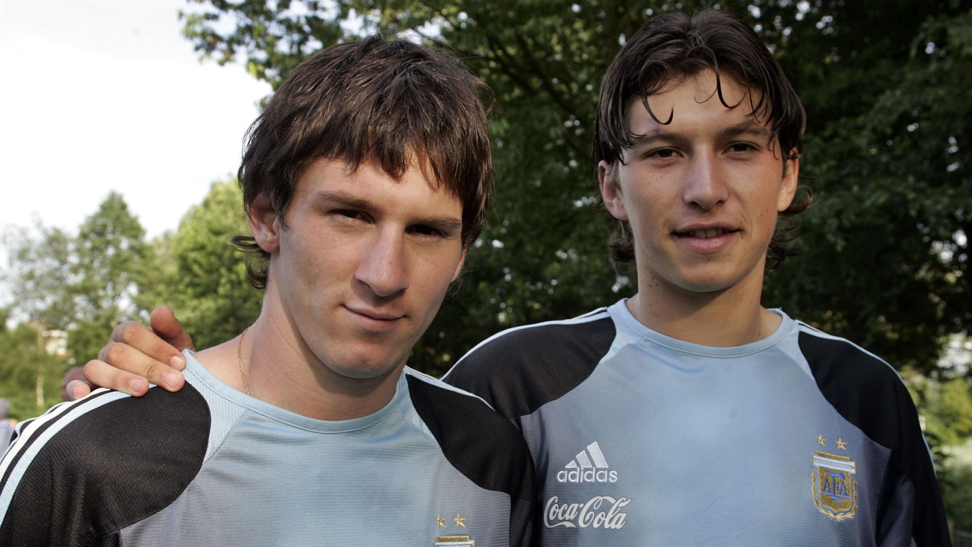  Argentina's Lionel Messi and Gustavo Oberman (R) pose after a training session with their team at the F.C de Bilt stadium in Utrecht June 26, 2005. Argentina faces Brazil on June 28 for the semi-finals of the World Youth Championship. REUTERS/Enrique Marcarian  EM/KS