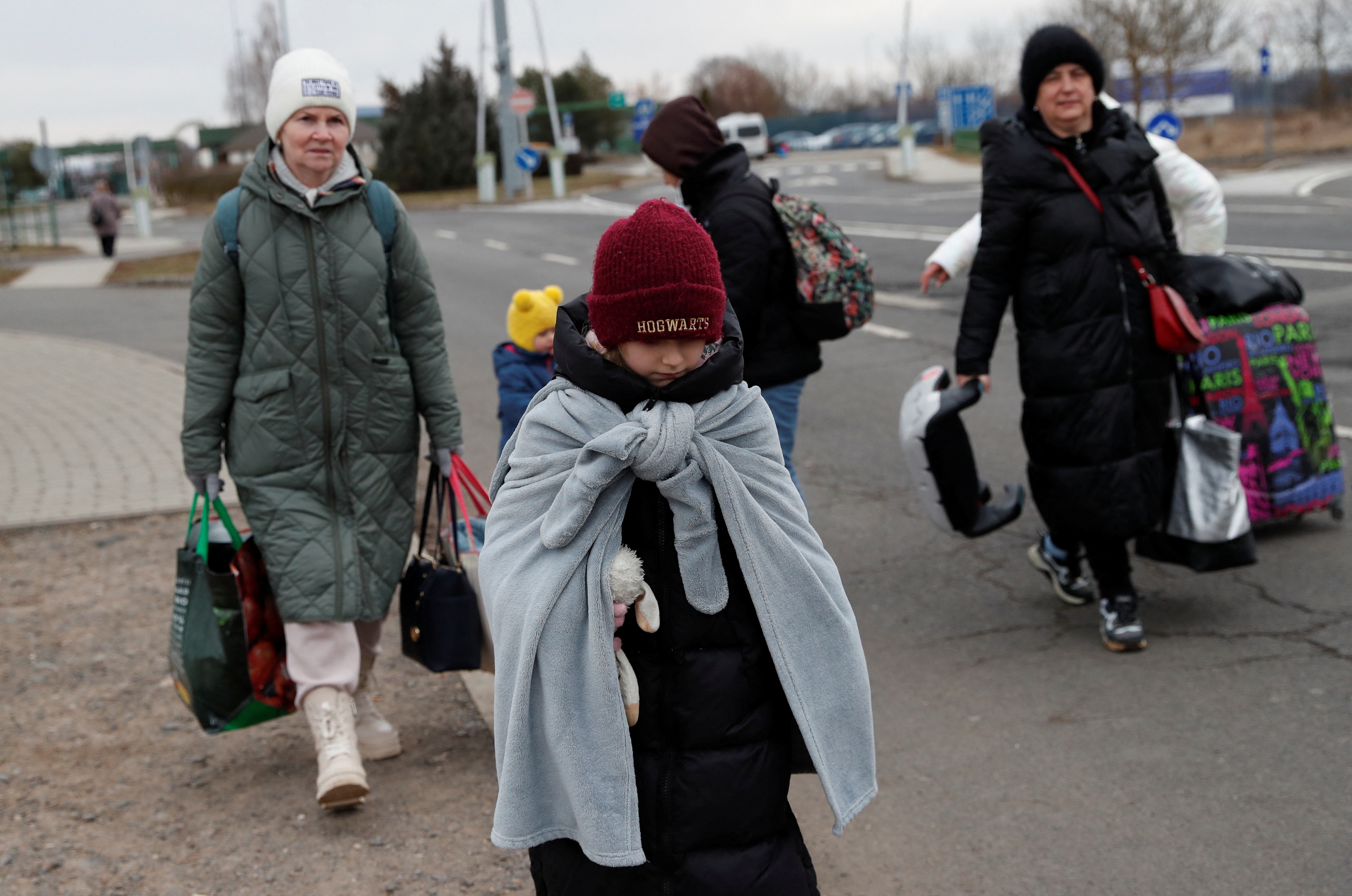 Ucranianos abandonan su país en medio de la invasión de Rusia. REUTERS/Bernadett Szabo