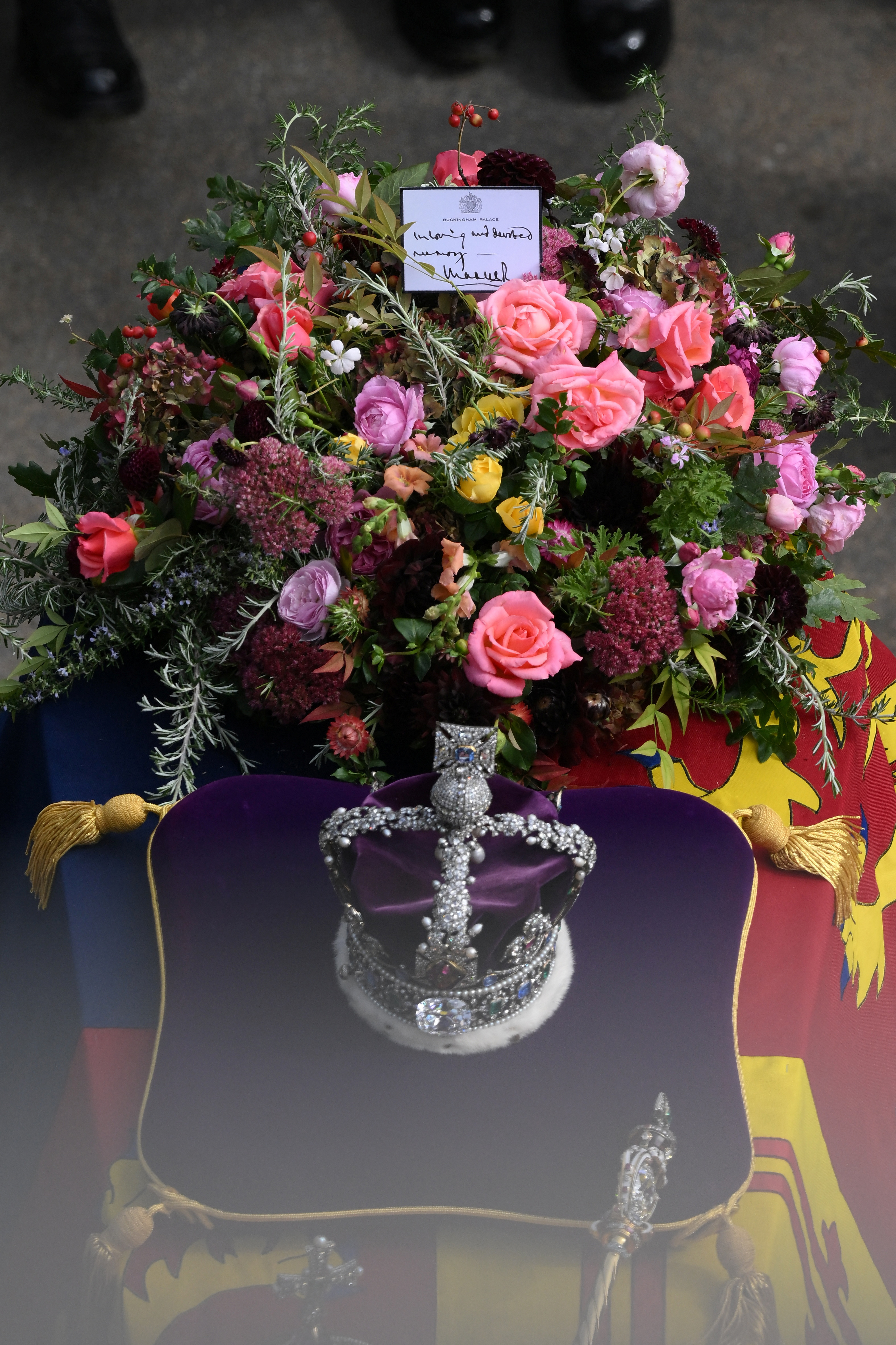 Una pequeña araña llegó al servicio en la Abadía de Westminster, se subió sobre el ataúd de la difunta monarca y se enterró en una corona de flores y follaje cortado de los jardines del Palacio de Buckingham (  DANIEL LEAL/Pool via REUTERS)