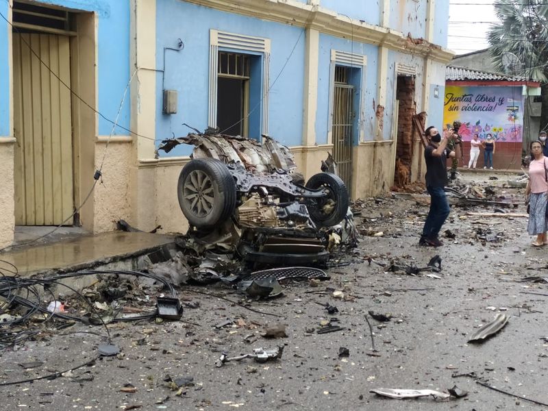 Los escombros se ven después de una explosión de un carro bomba fuera de la oficina de la alcaldía del municipio de Corinto, Cauca, Colombia. NOTICORINTO PRODUCCIONES/vía REUTERS ESTA IMAGEN HA SIDO SUMINISTRADA POR UN TERCERO. CRÉDITO OBLIGATORIO. NO HAY REVENTA. SIN ARCHIVO.