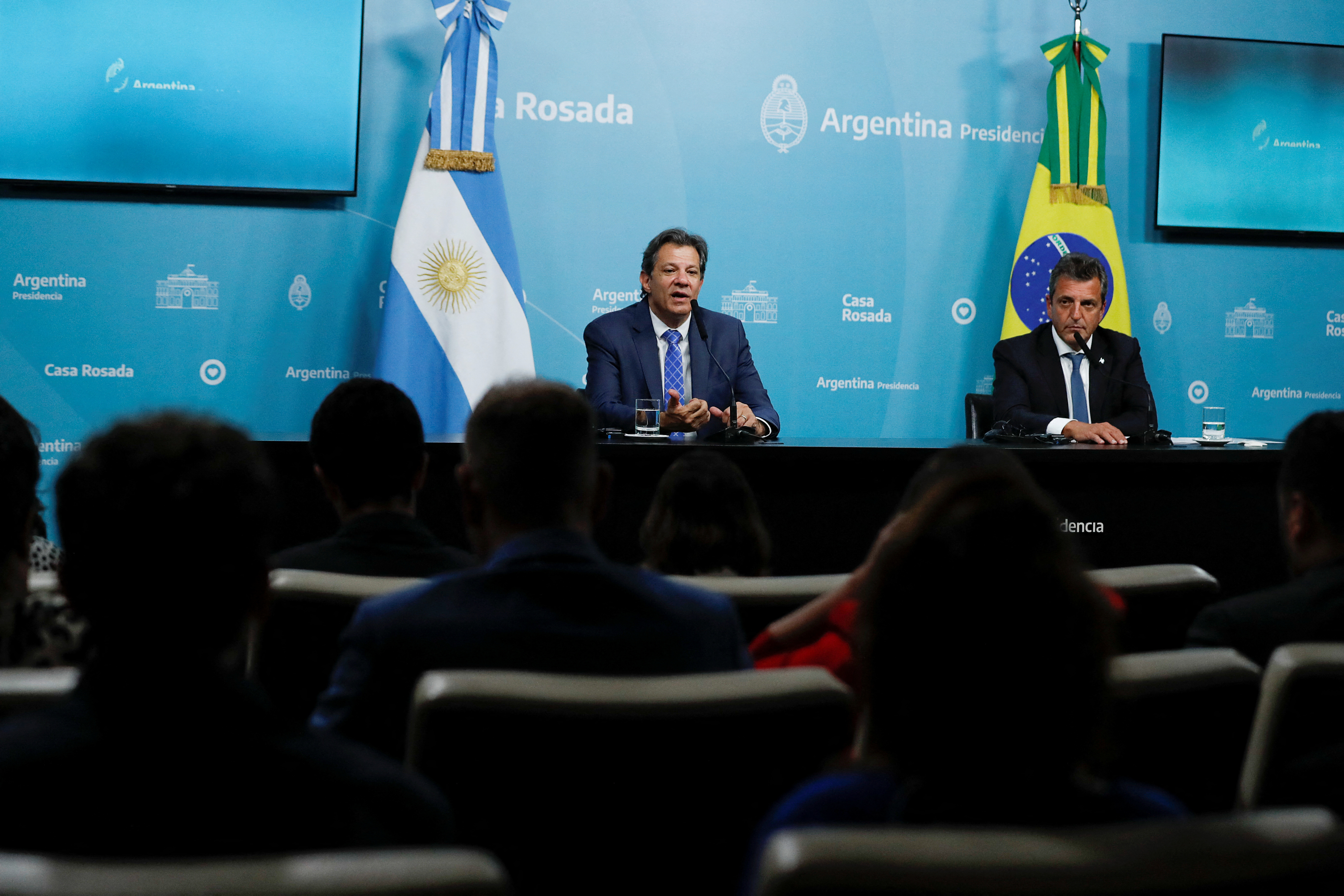 El ministro de Economía, Sergio Massa, junto a su par de Brasil, Fernando Haddad. REUTERS/Agustin Marcarian