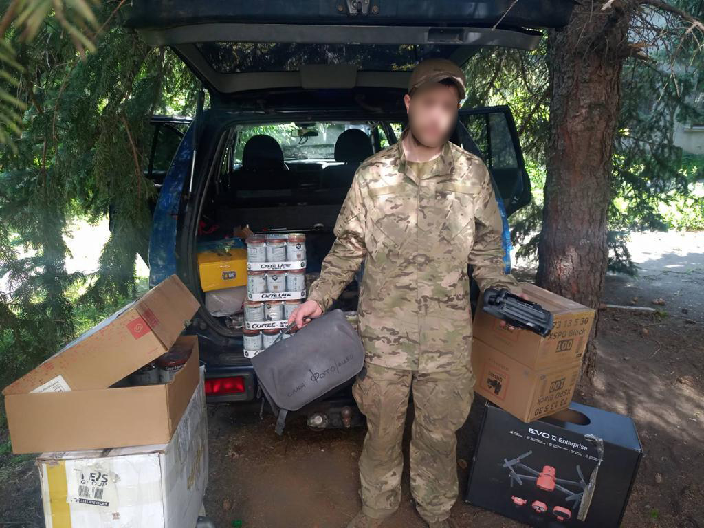 En el frente de batalla, los soldados ucranianos se alimentan con parte de las latas auticalentables donadas por el empresario argentino