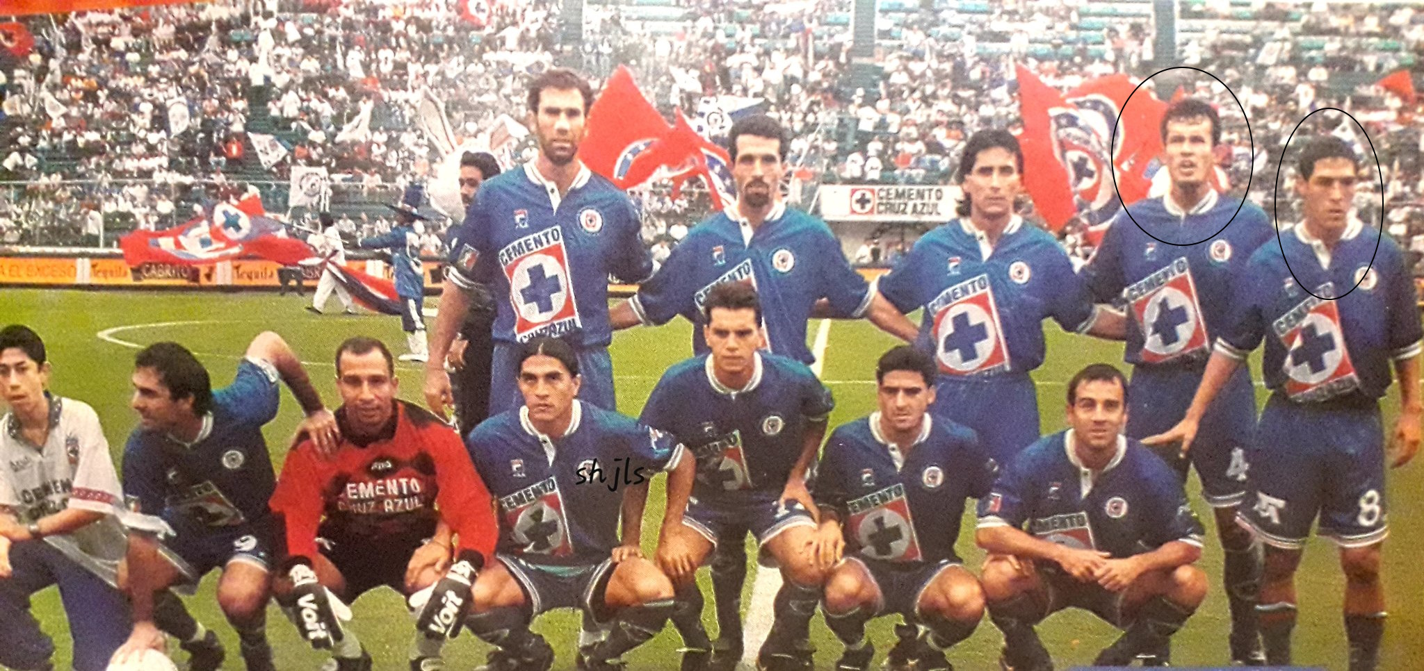 Juan Reynoso and Mauro Camoranesi at Cruz Azul of Mexico.  (Retro Football Twitter)