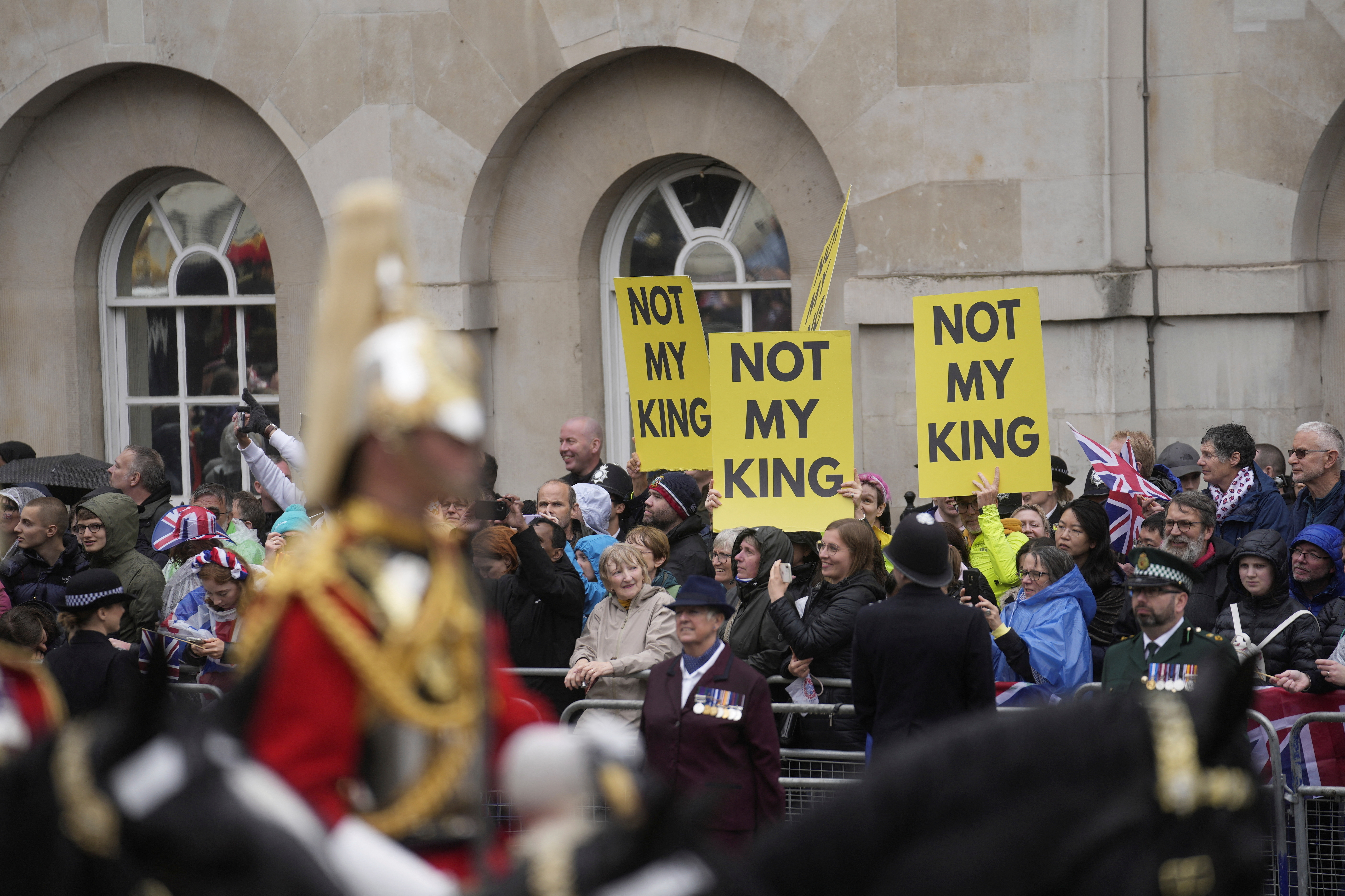 La procesión que acompañó al rey Carlos III y la reina Camila de Gran Bretaña hacia el Palacio de Buckingham junto a los manifestantes antimonárquicos, en Londres, el sábado 6 de mayo de 2023  Mosa'ab Elshamy/Pool via REUTERS