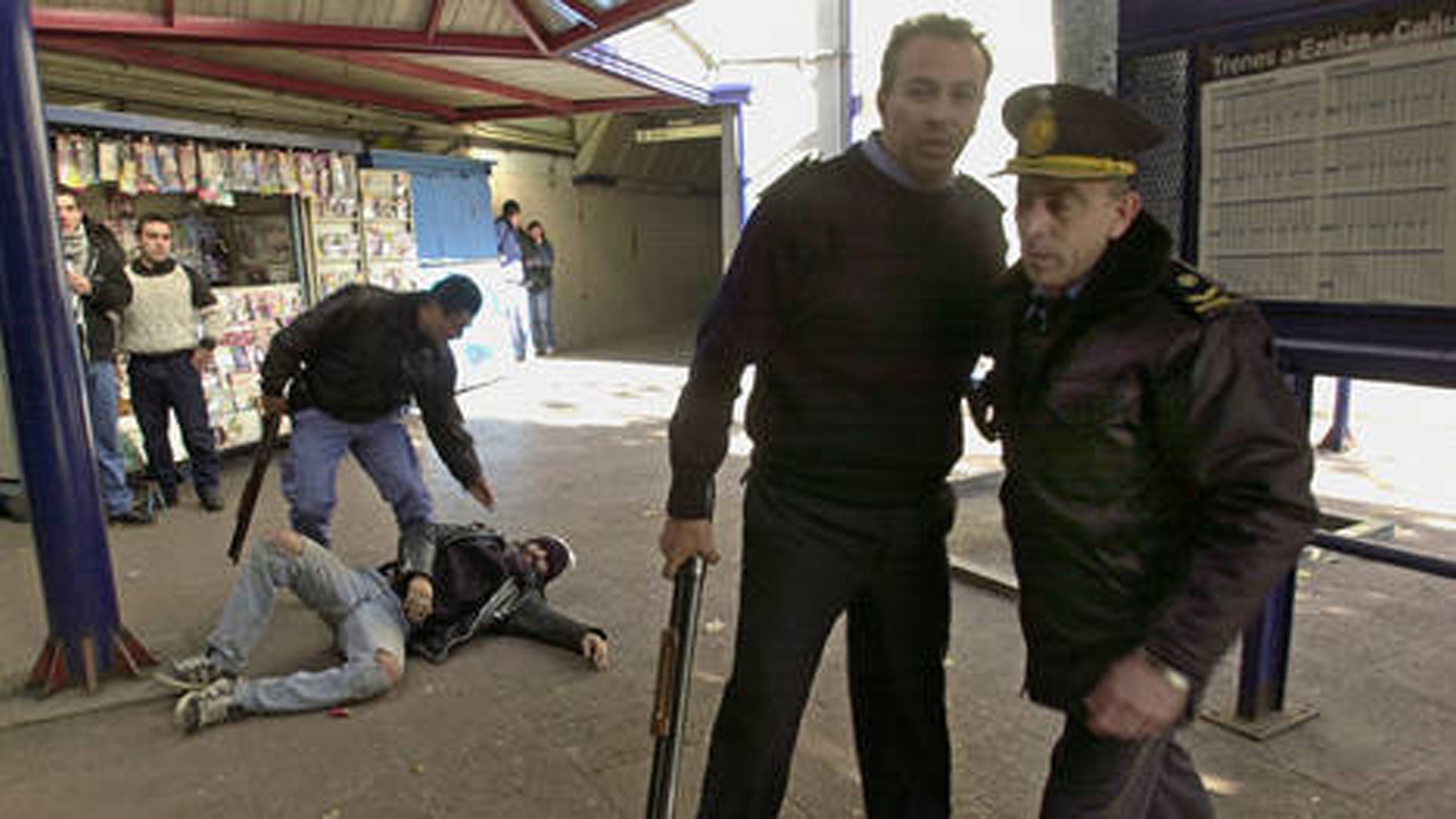 Darío Santillán agoniza en la vereda de la estación Avellaneda. Él y Maximiliano Kosteki fueron baleados por efectivos de la Bonaerense. En primer plano, el comisario Fanchiotti, condenado a cadena perpetua (Foto: Pepe Mateos)