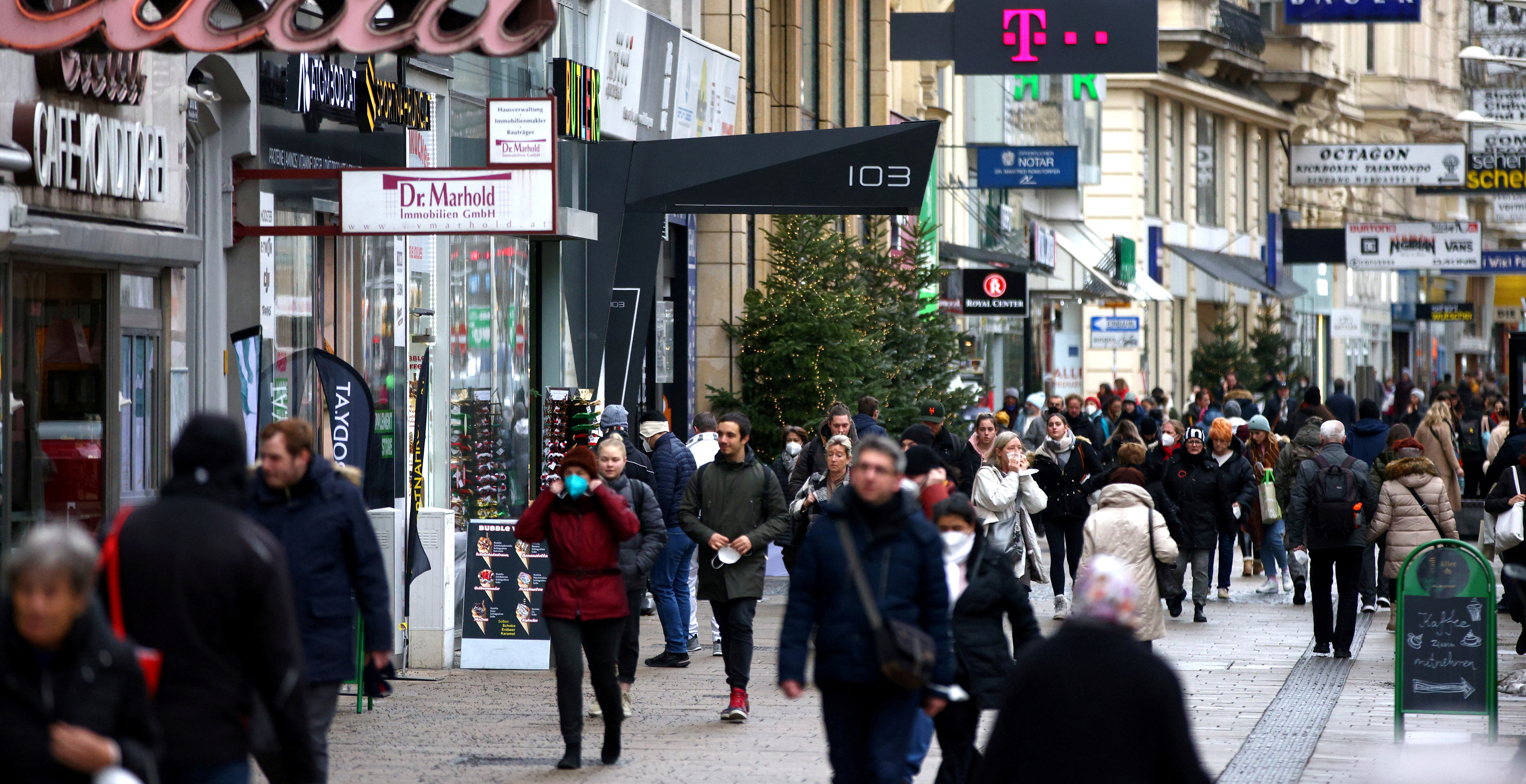 FOTO DE ARCHIVO: La gente camina a lo largo de una calle comercial en Viena, Austria, el 13 de diciembre de 2021. REUTERS/Lisi Niesner