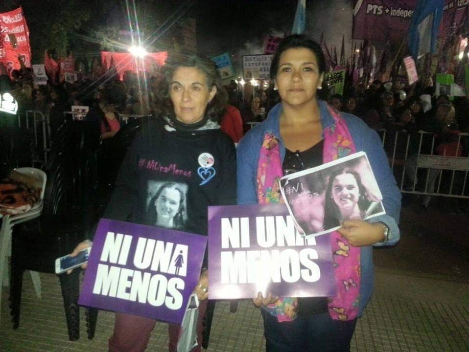 Marcela Ojeda junto a Verónica Camargo, madre de Chiara Páez