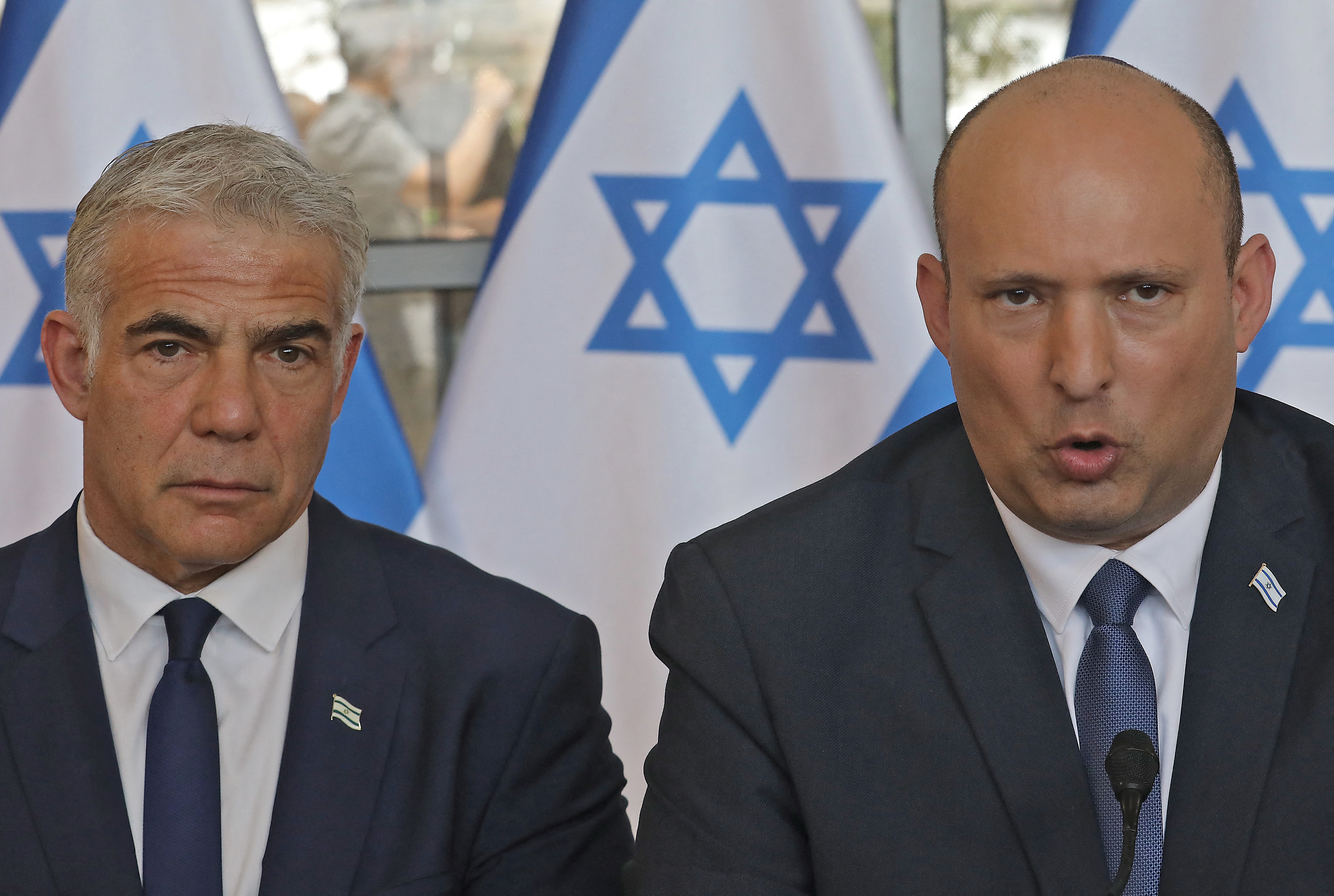 El primer ministro israelí, Naftali Bennett, y el ministro de Relaciones Exteriores, Yair Lapid, asisten a una reunión semanal del gabinete en Jerusalén, el 29 de mayo de 2022. Gil Cohen-Magen/Pool via REUTERS