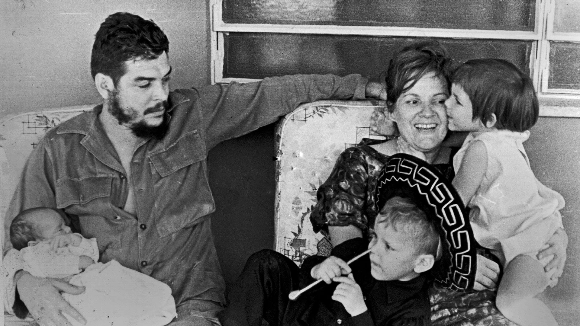Camilo Guevara, al centro, junto a sus padres Ernesto Guevara y Aleida March, y sus hermanos Ernesto y Celia (AFP)
