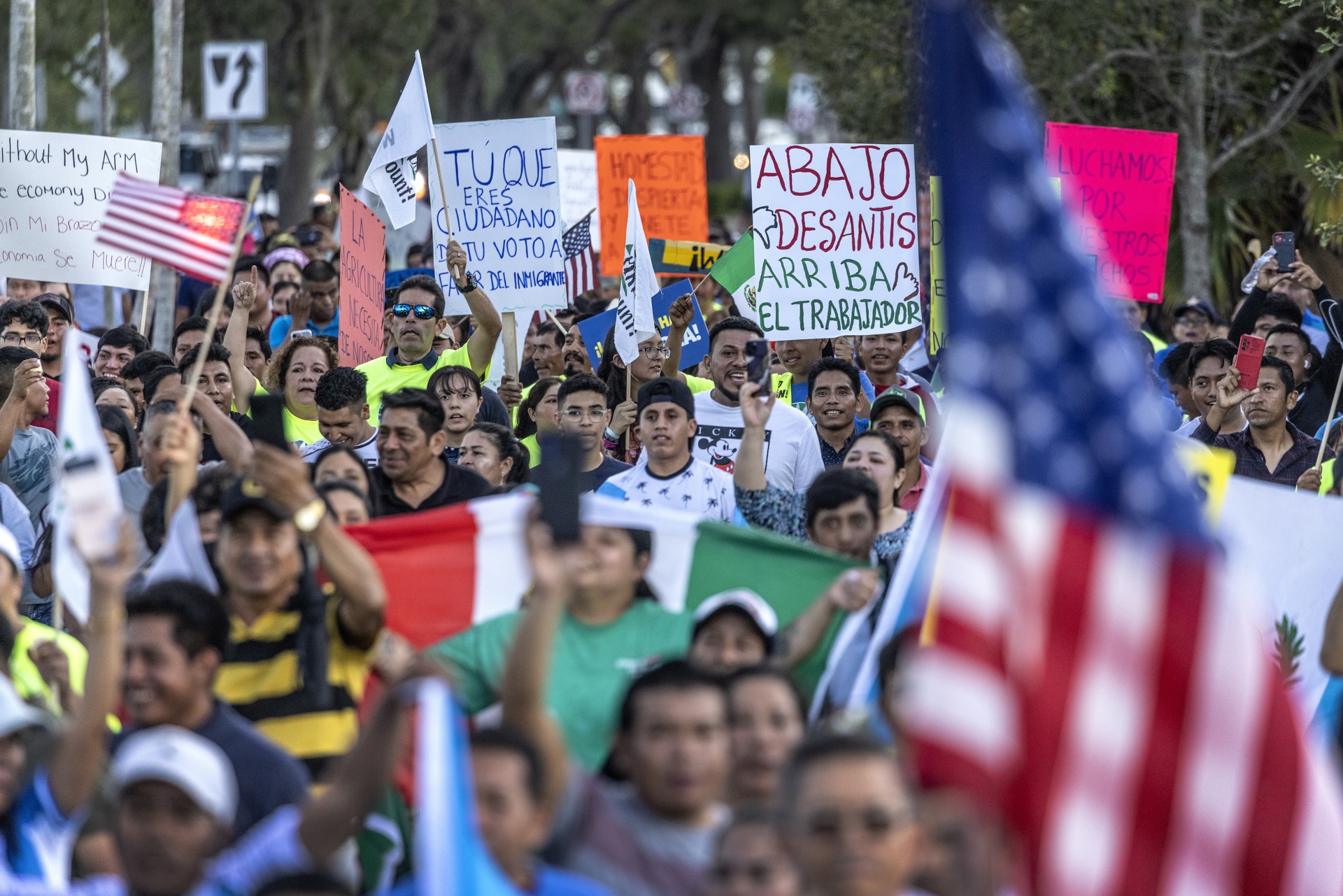 Miembros de la comunidad inmigrante del sur de Florida se manifiestan contra la ley de inmigración SB1718 (EFE)
