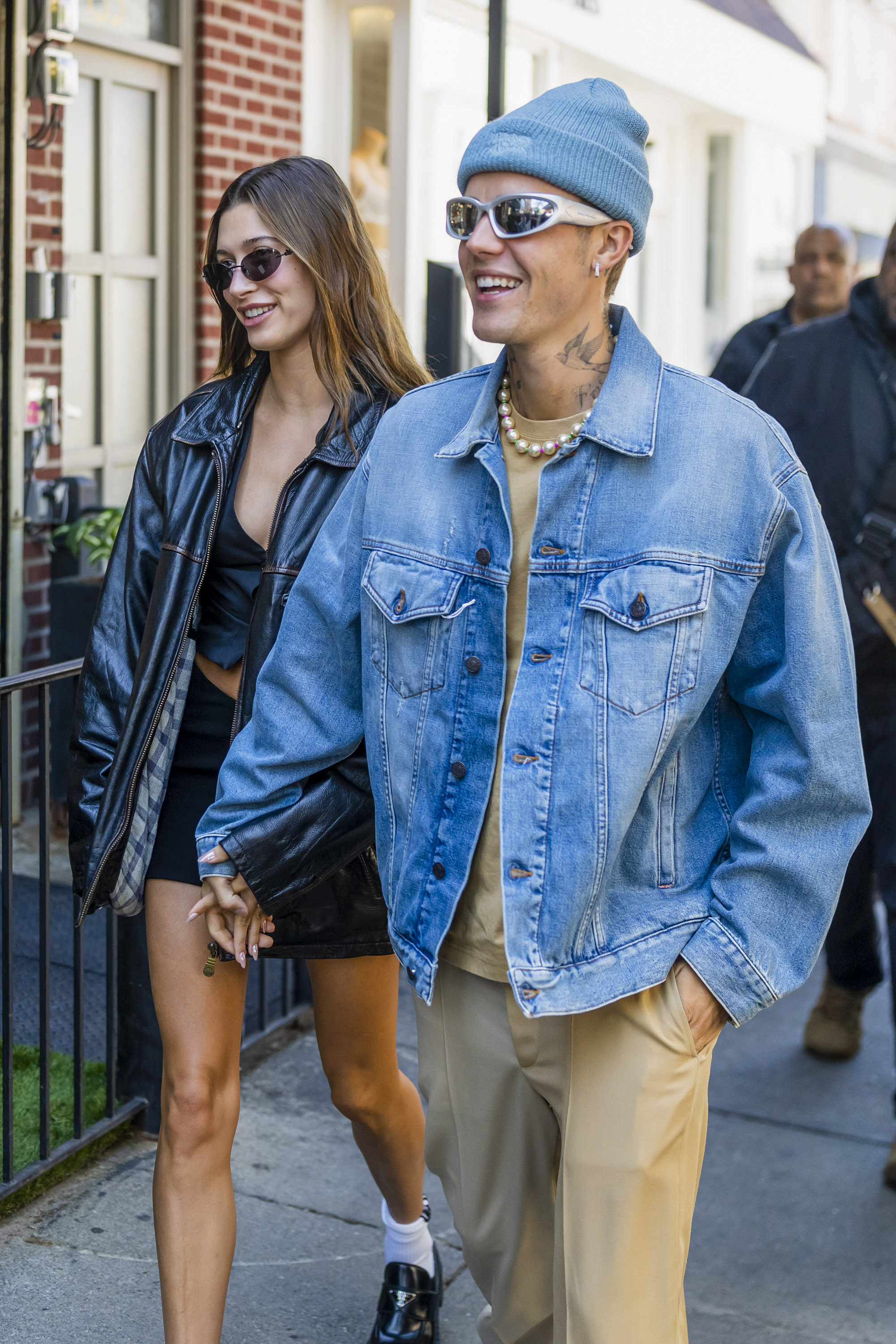 Justin and Hailey Bieber took a romantic walk through the streets of New York, where they traveled to enjoy a few days of vacation and also to fulfill work commitments.  The couple stopped at a renowned cafe and set a trend with their look: the singer wore a set of beige pants and shirt and a jean jacket, which he combined with sunglasses and a wool hat, while the model opted for a look total black skirt, top and leather jacket.  Also, she wore sunglasses.