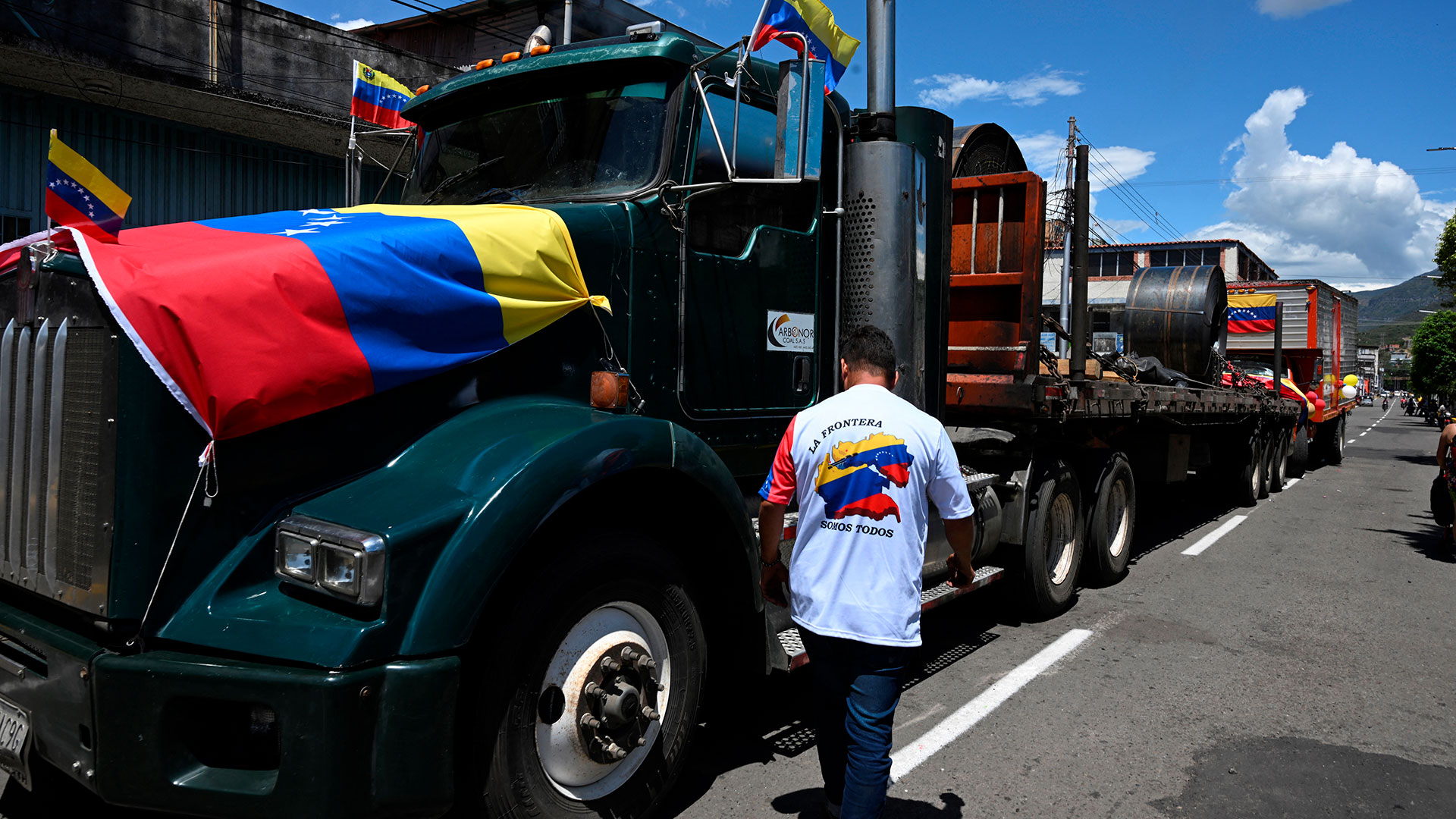 Uno de los camiones que pasó por la frontera tras la reapertura (AFP)