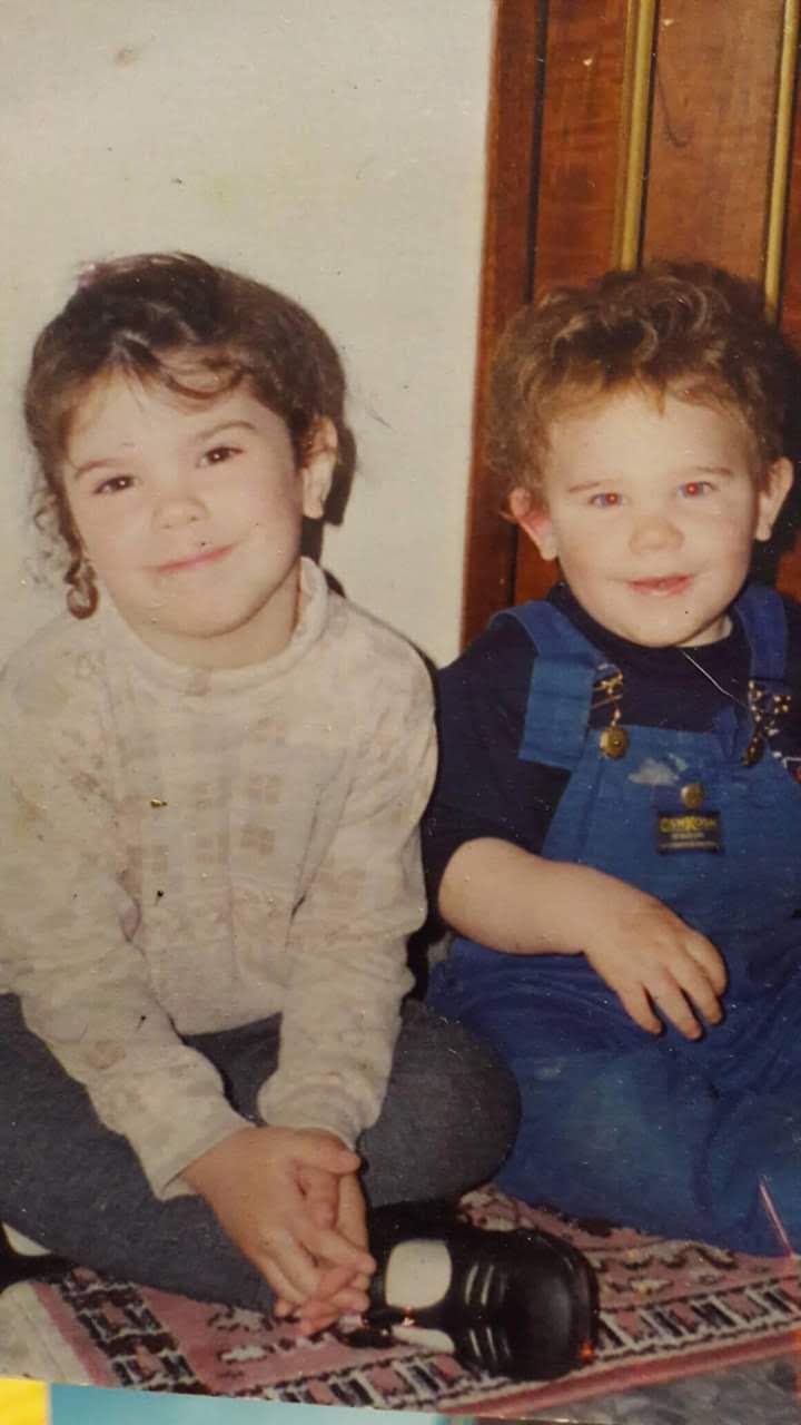 Locho Loccisano (a los dos años) junto a su hermana Belén (de cuatro)