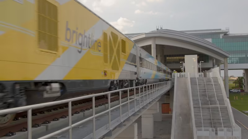 Brightline comenzará la venta de boletos en mayo entre Miami y Orlando, ofreciendo tarifas competitivas y paquetes familiares para facilitar el transporte entre ambas ciudades.