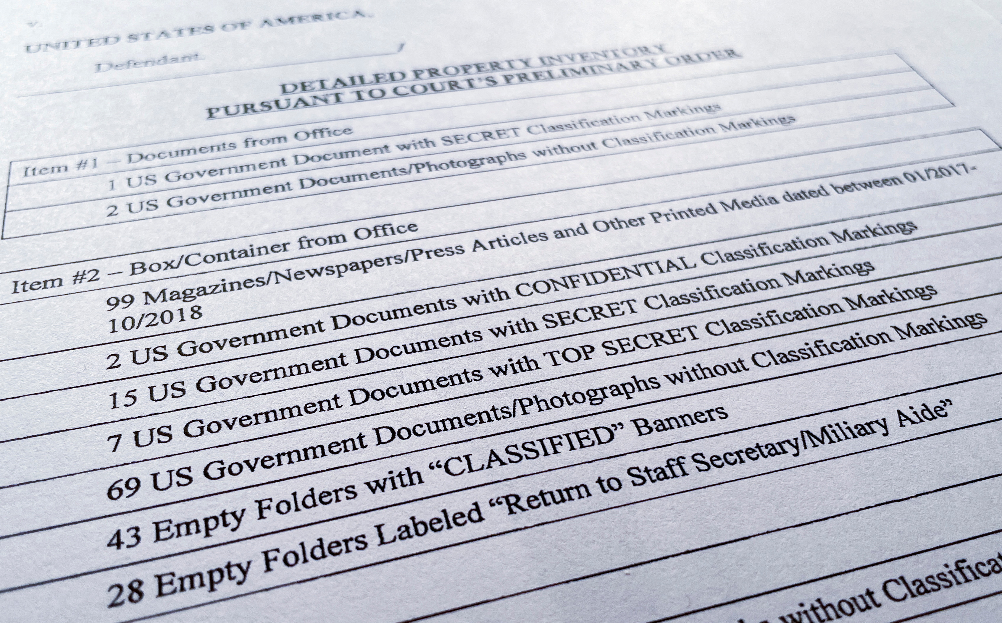 Tras la orden de un juez federal, el equipo de Trump halló nuevos documentos clasificados en un depósito del ex presidente. (REUTERS)