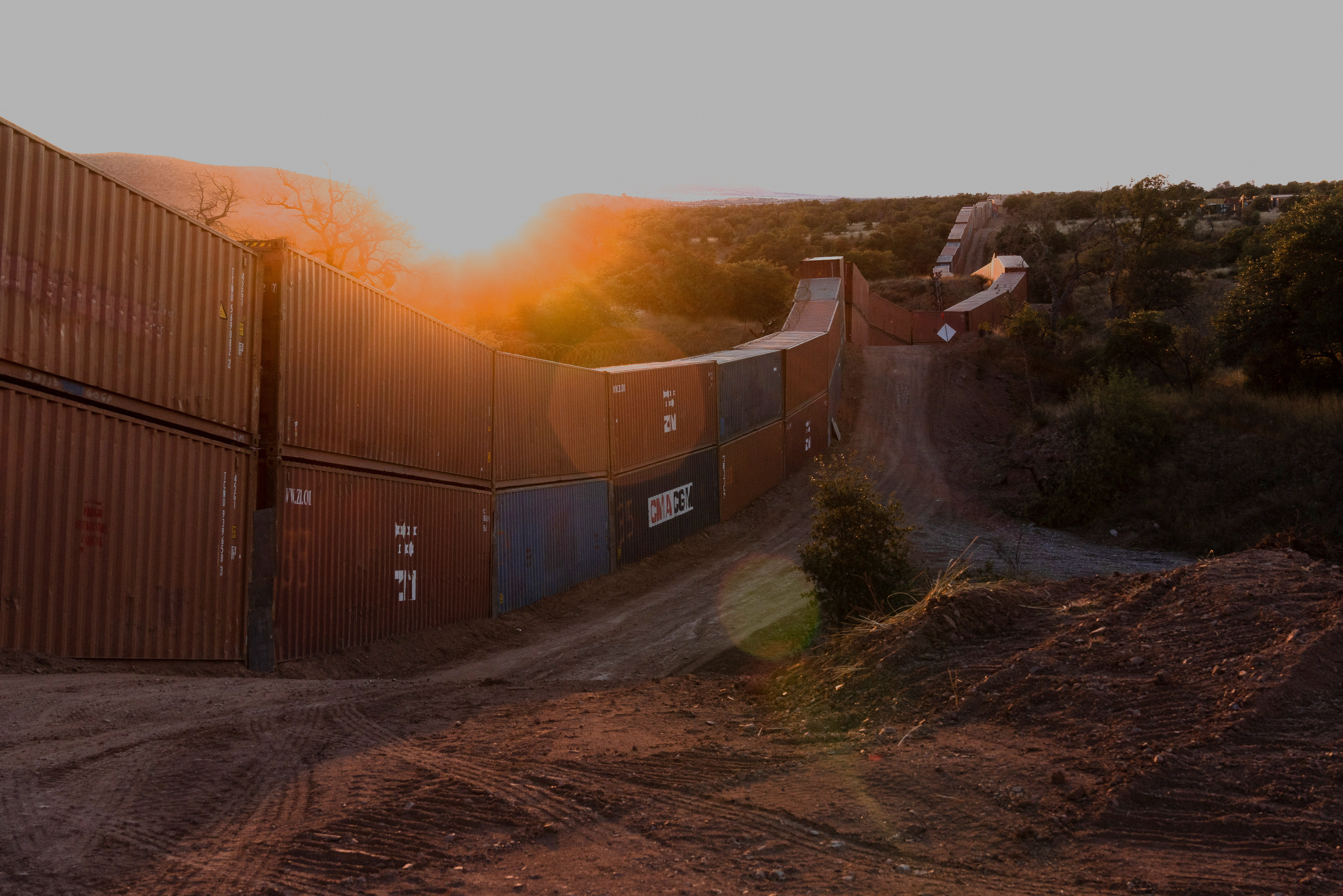 Muro de contenedores con púas comenzó a ser retirado de la frontera entre México y Arizona 
