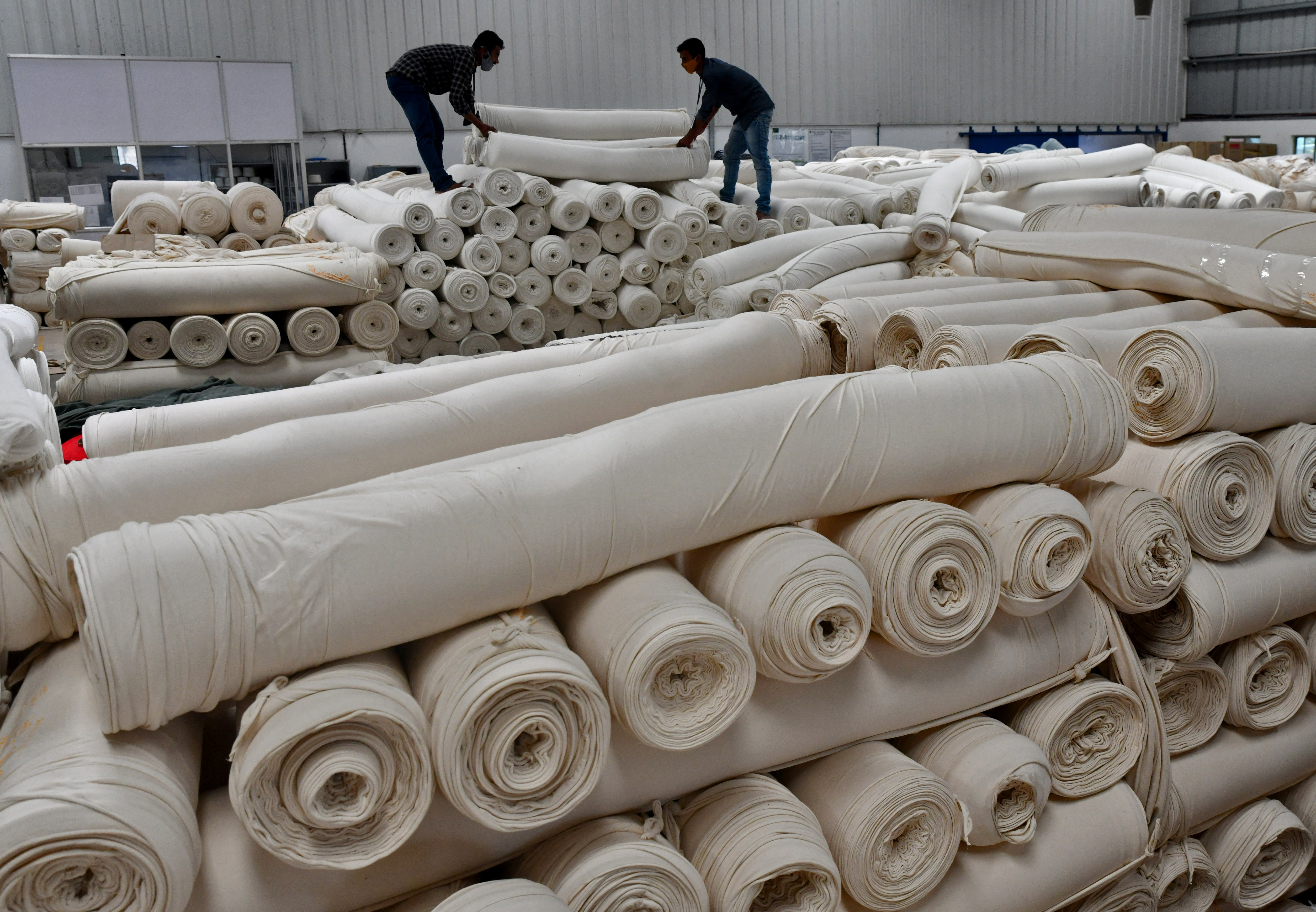 La mentalidad proteccionista es para que, por ejemplo, algún productor textil pueda disfrutar de una renta extraordinaria y disfrutar de lujosas vacaciones (Reuters)