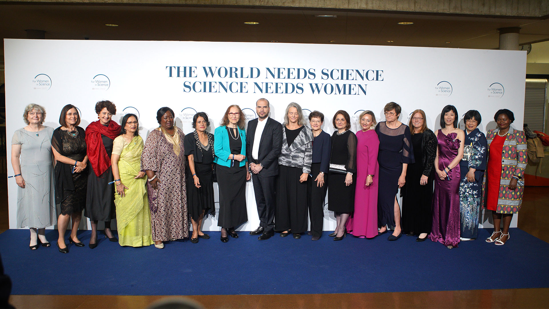Las mejores científicas del mundo laureadas con el  Premio L´Óreal- Unesco Por las mujeres en la ciencia junto  a los dos presidentes del jurados, (en el centro)  Artur Avila y Brigitte Kieffer  