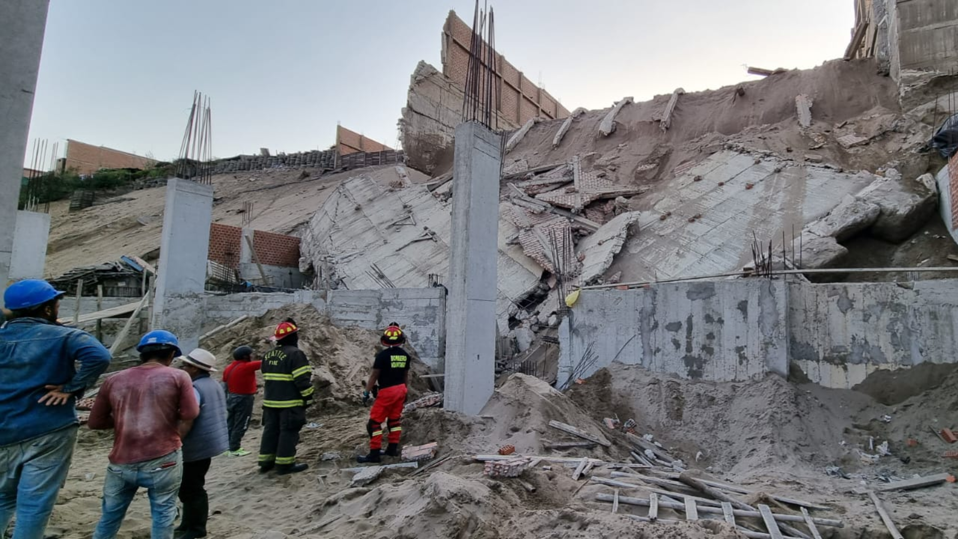 Derrumbe en Ventanilla: Bomberos confirman muerte de las dos personas atrapadas