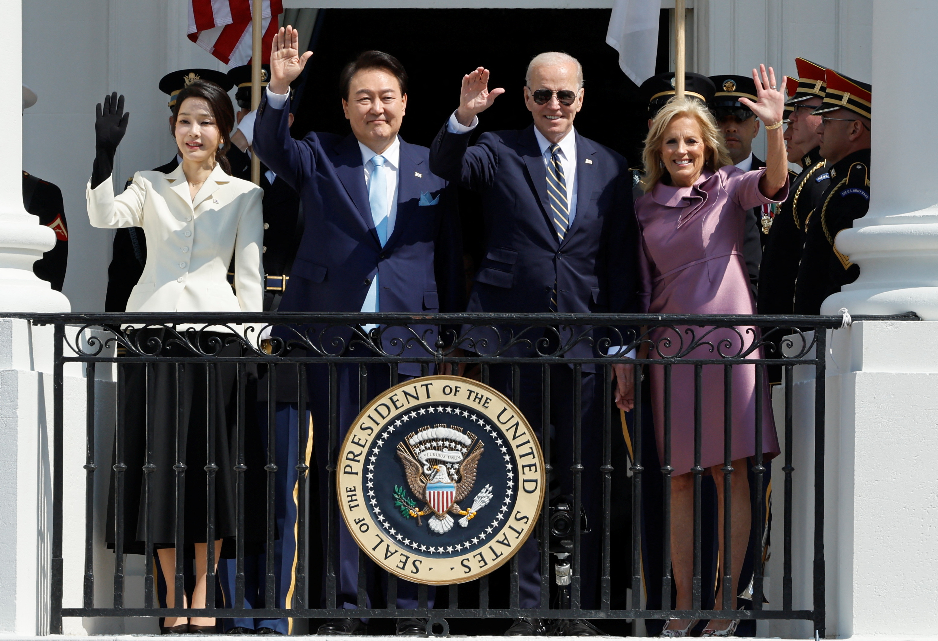 Una guardia de honor militar y cientos de invitados se agolparon frente a la Casa Blanca, donde Yoon y su esposa, Kim Keon Hee, llegaron para una jornada de pompa y ceremonia (REUTERS/Jonathan Ernst)