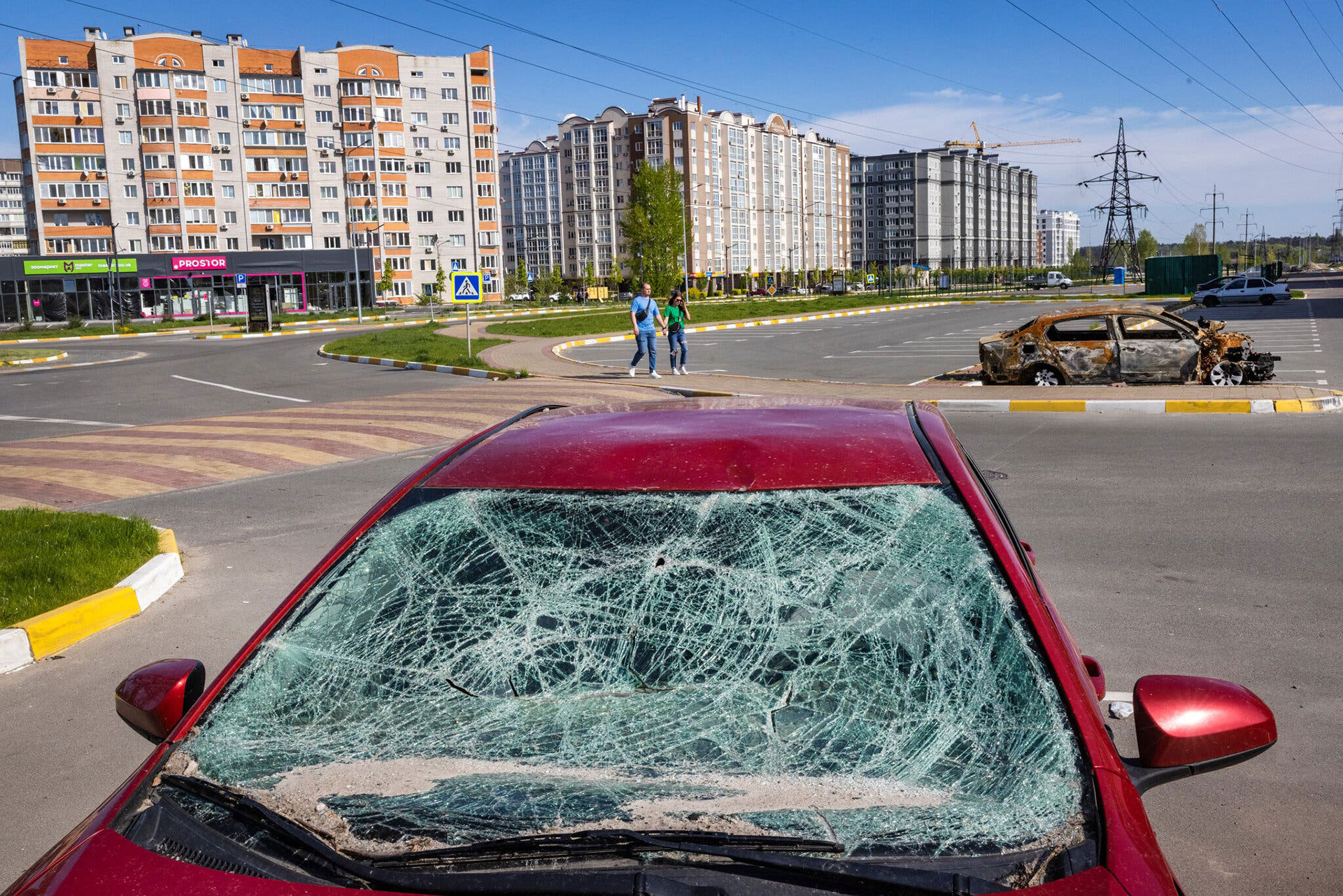 Los habitantes de las ciudades devastadas por las tropas rusas han limpiado algunas calles