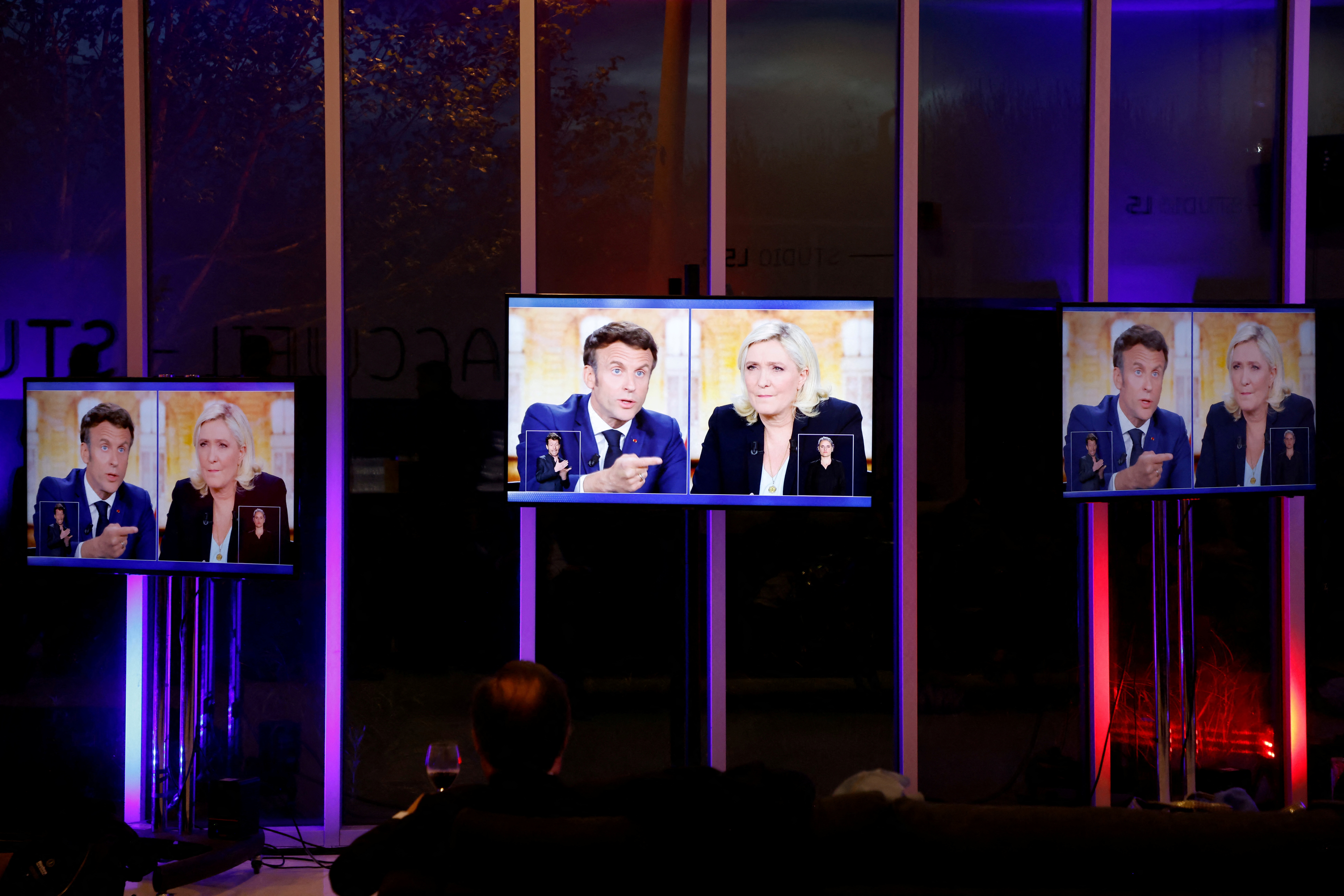 Le débat de ce soir entre Emmanuel Macron et Marine Le Pen à la télévision française est la dernière grande chance pour le candidat d'extrême droite (Ludovic Marin/Pool via REUTERS)