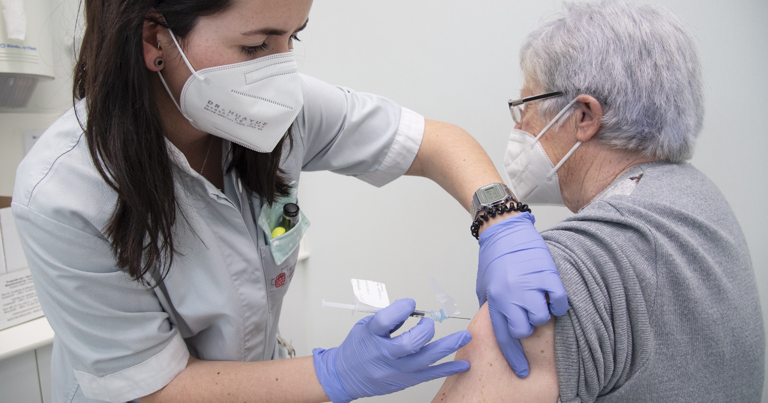 Las vacunas contra el COVID-19 otorgan protección para reducir el riesgo de sufrir complicaciones, cuadros graves y muertes si una persona queda expuesta a la infección por el coronavirus