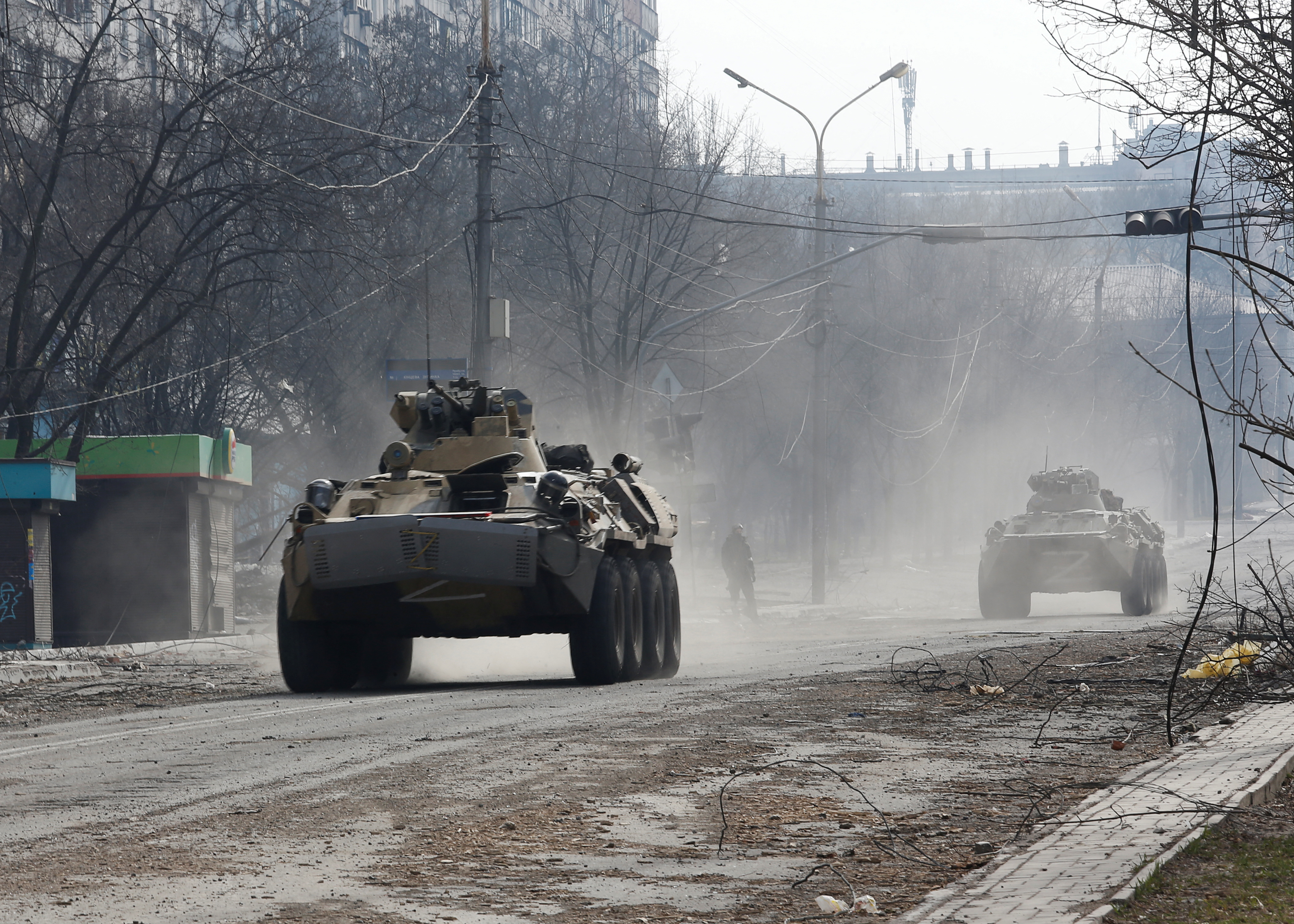 Des véhicules blindés des troupes pro-russes traversent la rue à Marioupol (REUTERS/Alexander Ermochenko)