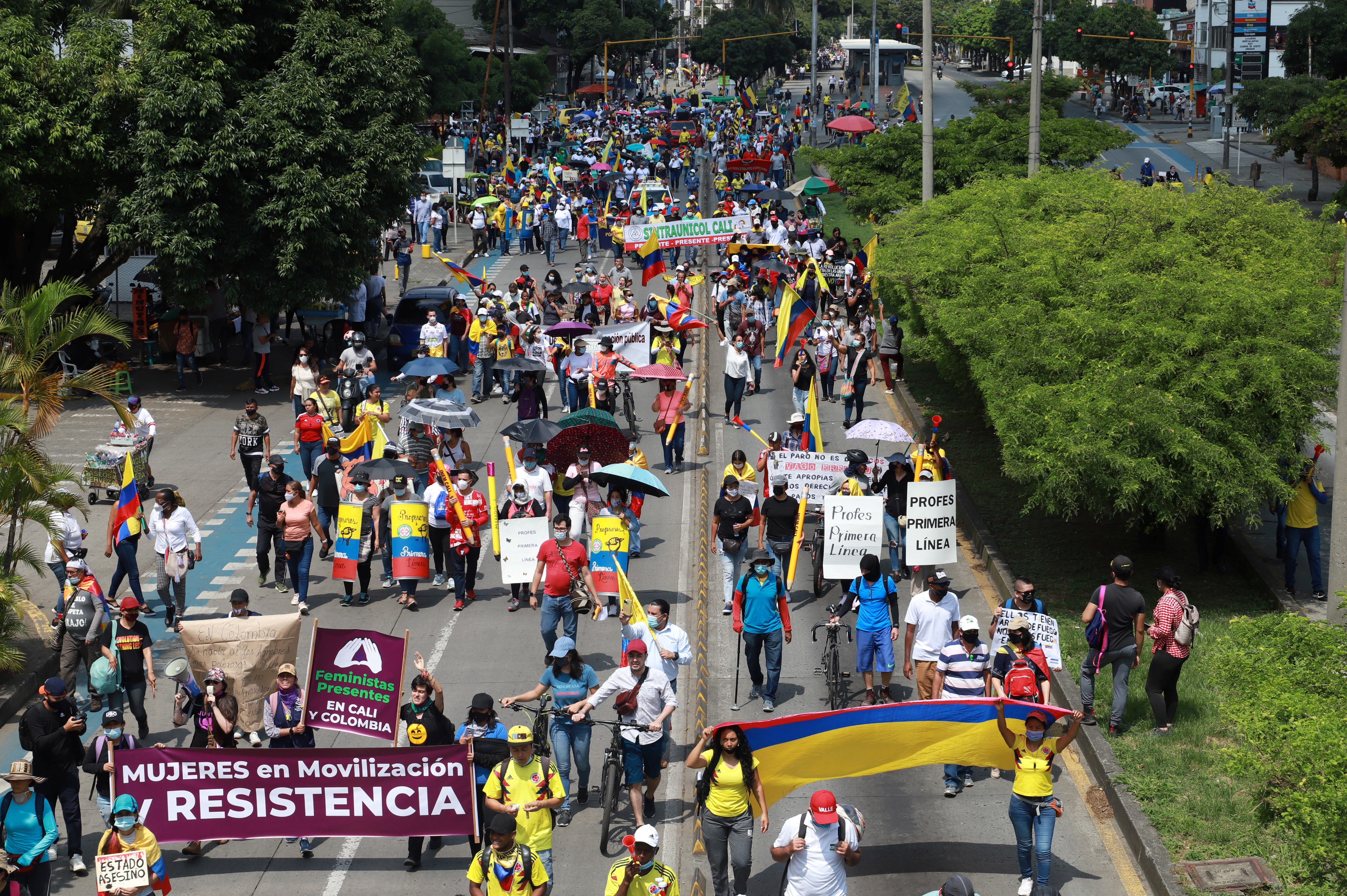 Demonstrators march during a protest demanding government action to tackle poverty, police violence and inequalities in healthcare and education systems, in Cali, Colombia June 2, 2021. REUTERS/Juan B Diaz   NO RESALES. NO ARCHIVES