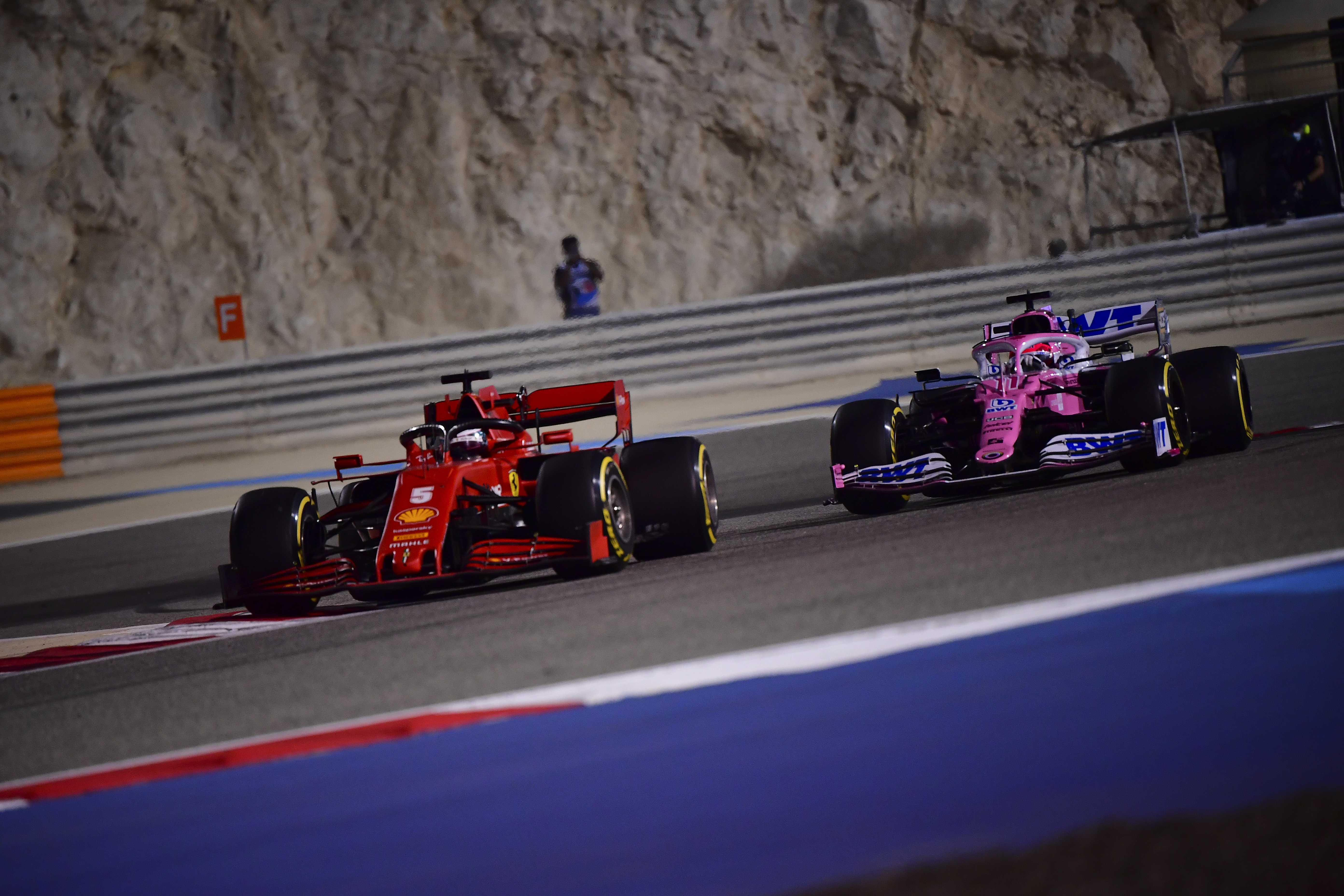 El piloto de Ferrari Sebastian Vettel de alemania, y detrás el piloto de Racing Point Sergio Pérez de México durante el Gran Premio de Fórmula 1 de Sakhir, Baréin el domingo 6 de diciembre de 2020.