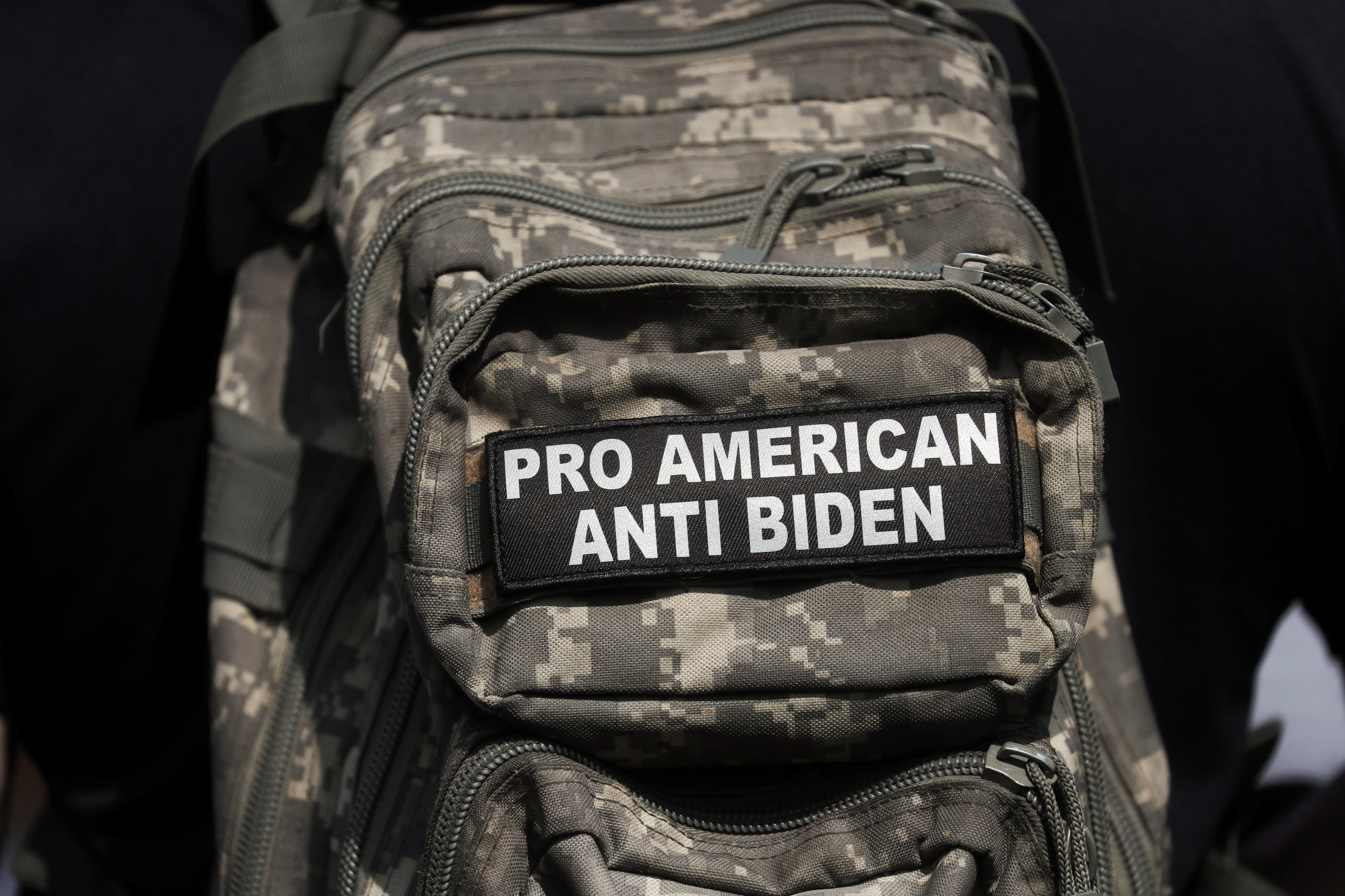 "Pro EEUU, anti Biden" uno de los slóganes que se vieron en la manifestación del sábado ante el Capitolio (REUTERS/Leah Millis)