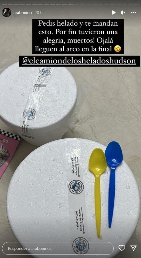 La heladería le envió dos cucharitas a la pareja de Copetti: una azul y otra amarilla (Foto: @arabonino)