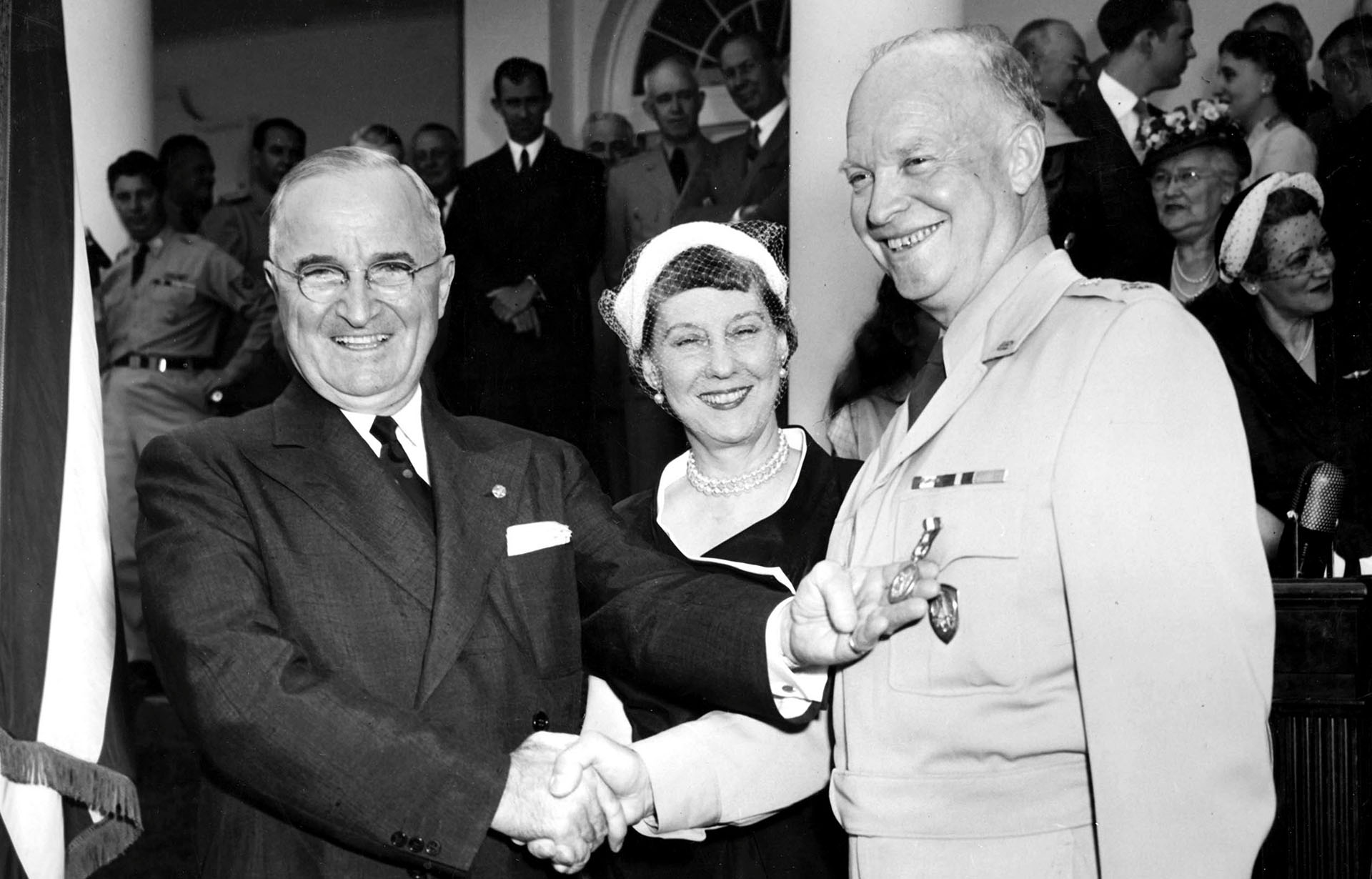 Harry Truman le da la mano a Dwight D Eisenhower en 1953 (Photo by Mediapunch/Shutterstock (10498964a))
