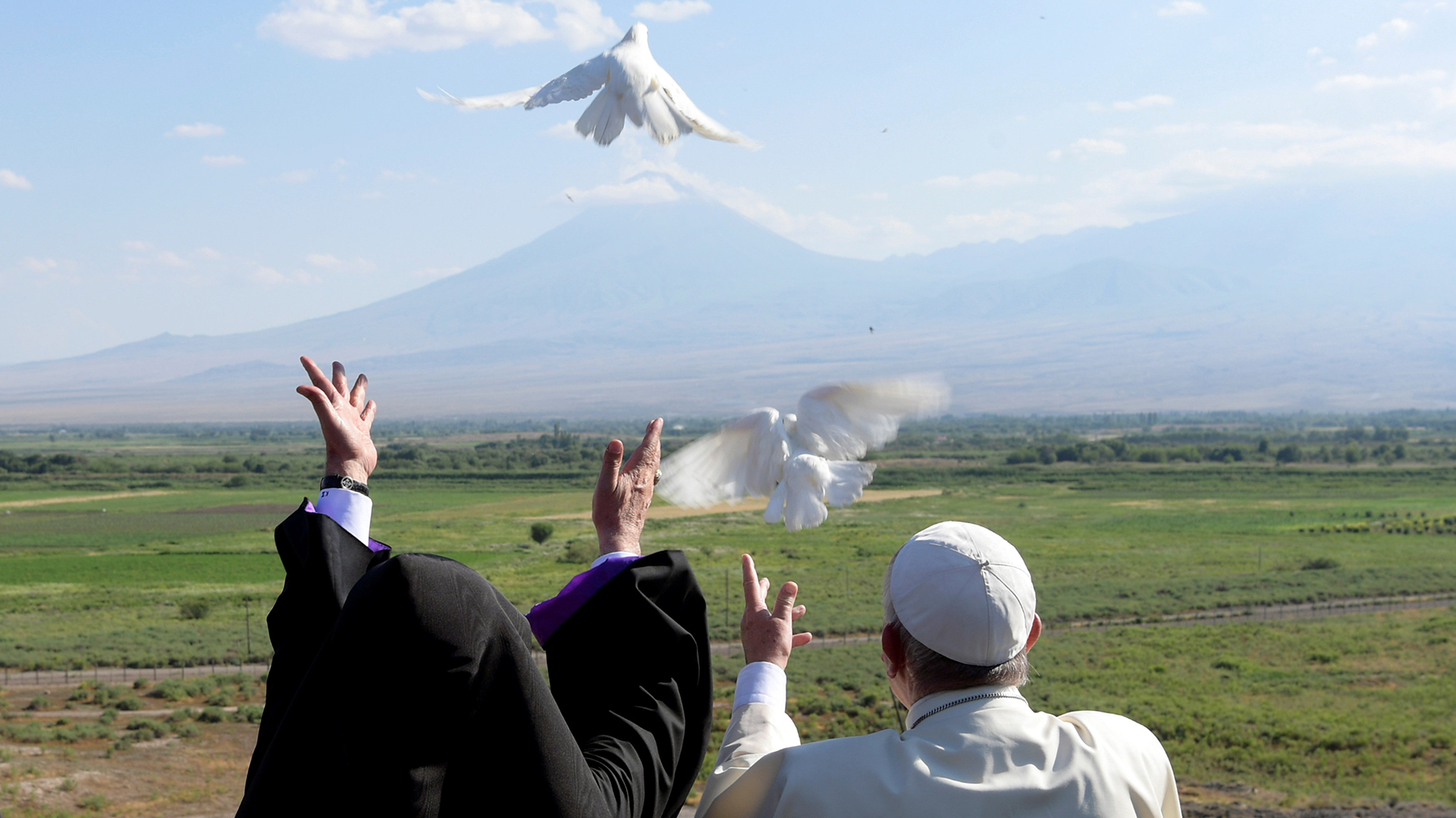 Francisco y Karekin II, patriarca de la Iglesia armenia, sueltan palomas en símbolo de paz, durante la visita del papa a ese país (junio de 2016 - Reuters)