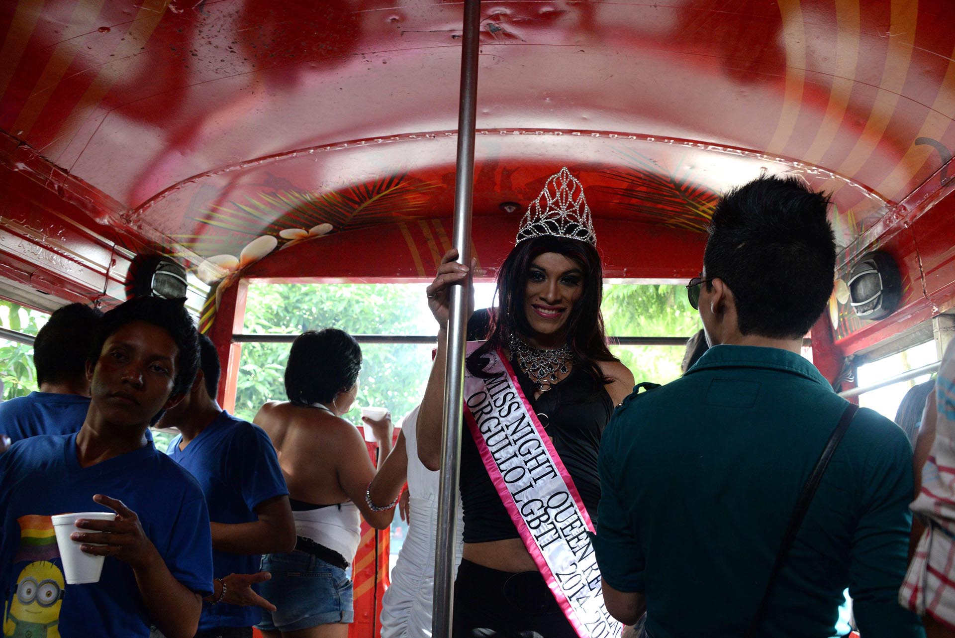 Un manifestante se sube a un autobús durante el Desfile del Orgullo en la Ciudad de Guatemala el 28 de junio de 2014.